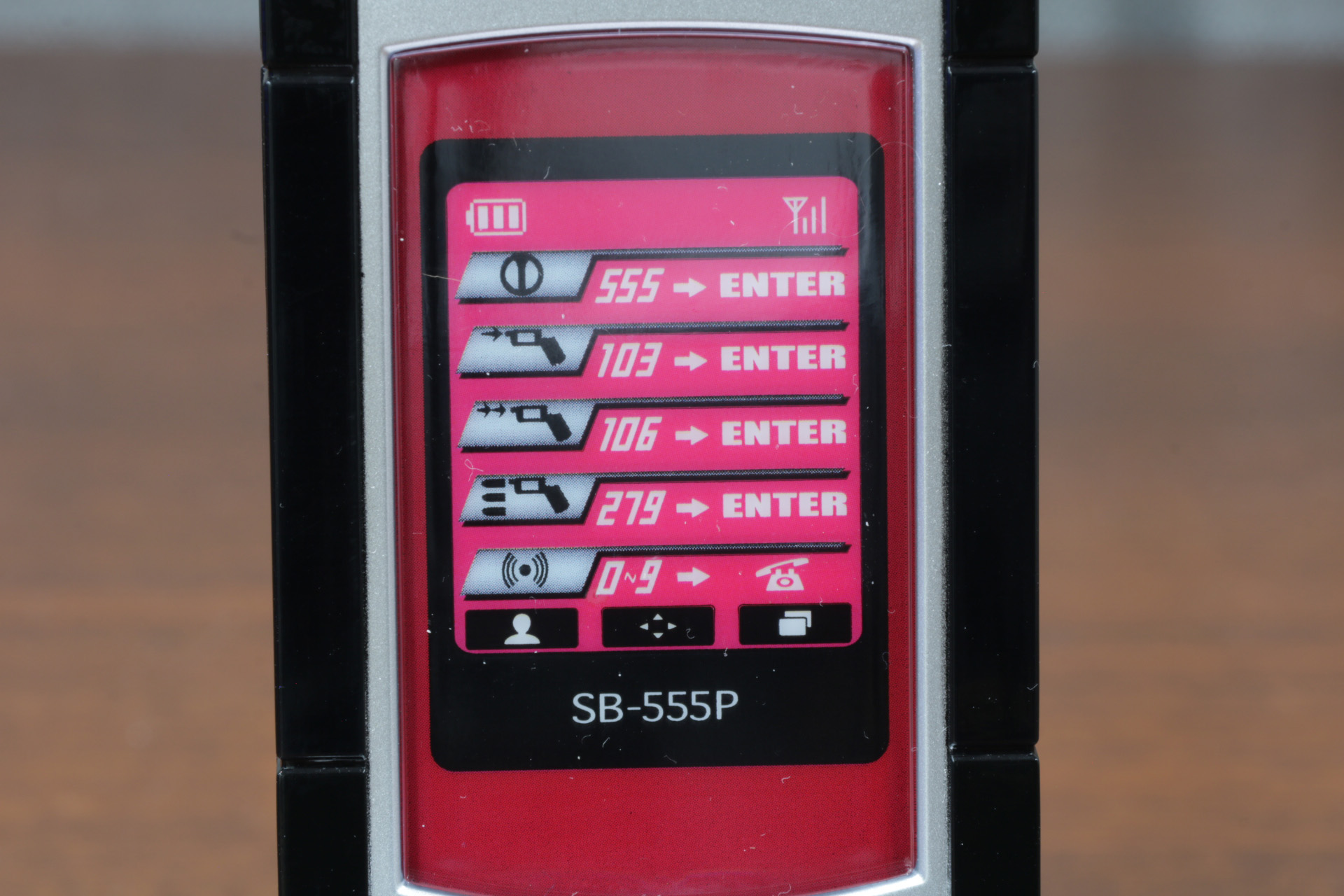 待ち受け画面も大きめとなっており、LED発光ギミックを内蔵