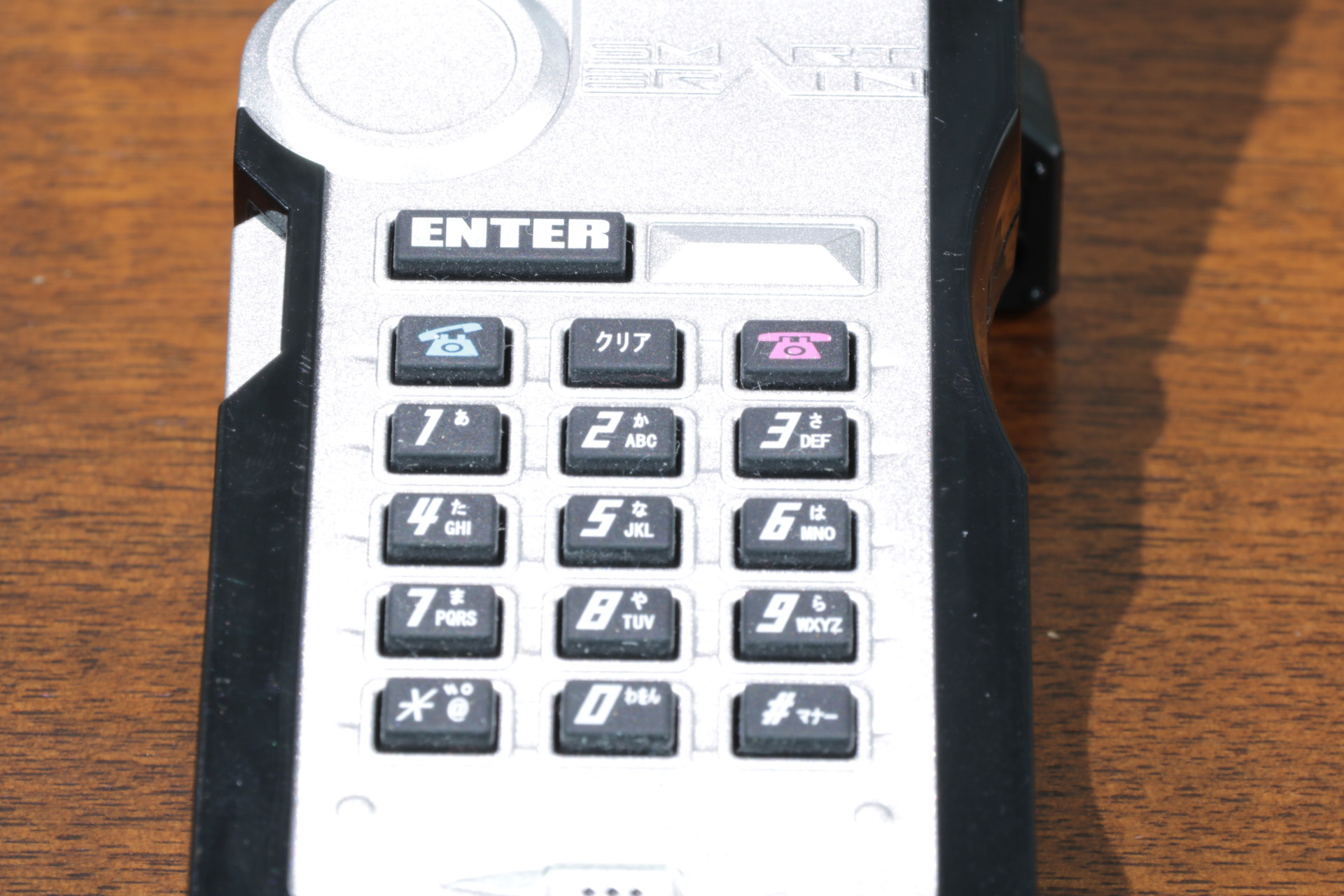 各ボタンのプッシュ音の違いや着信遊びも内蔵されている