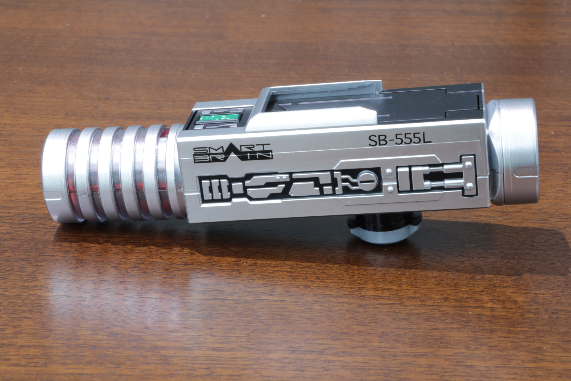 劇中デザインが再現され、塗装も細かく色分けされている