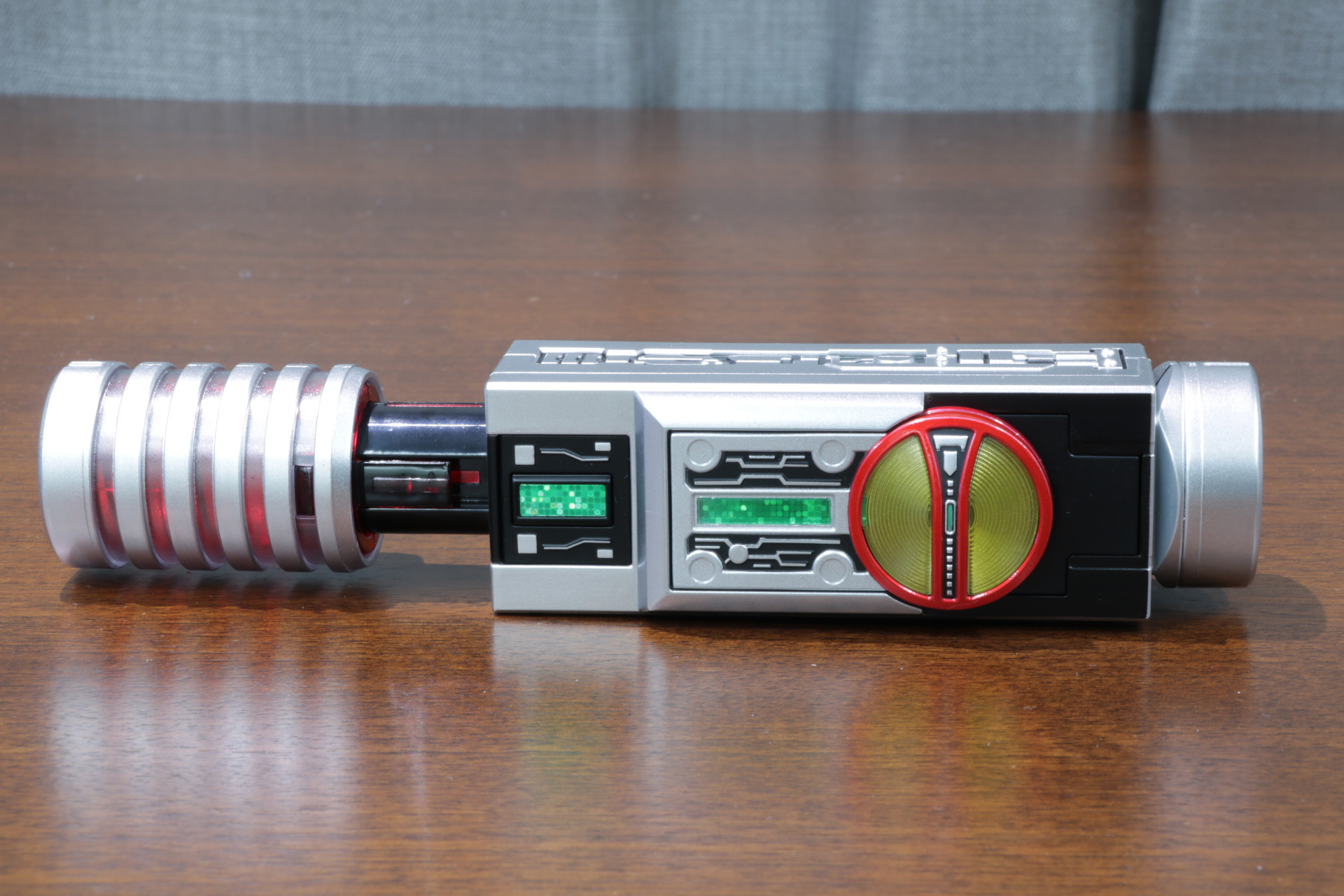 「ミッションメモリー」を装填することで「ready」という音声とともに展開する