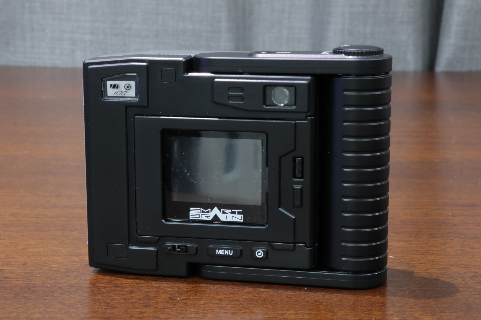 裏面にはモニターやのぞき穴、その他スイッチの造形も再現されている