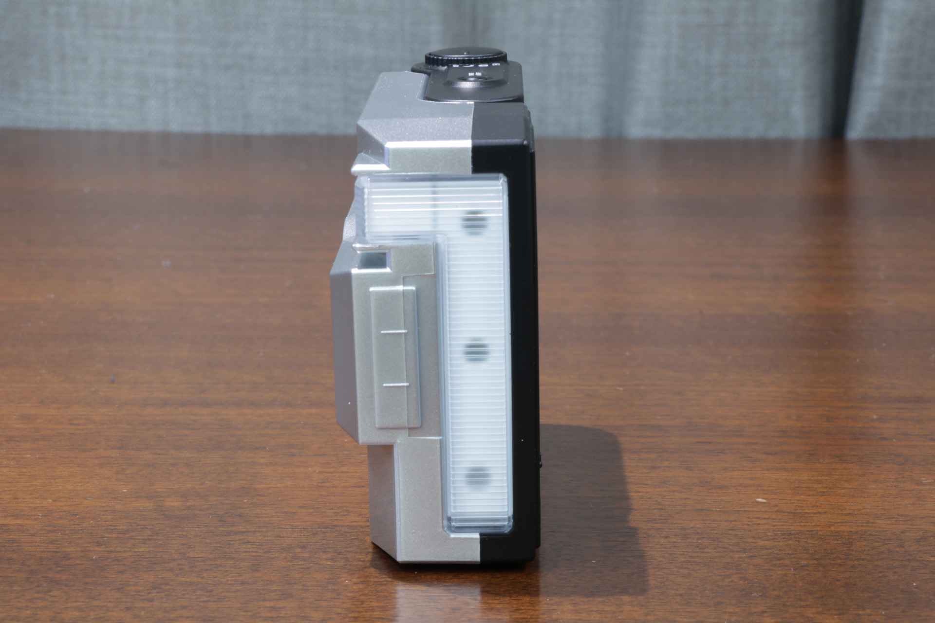 側面部分にはナックルモード時の発光ギミックがある