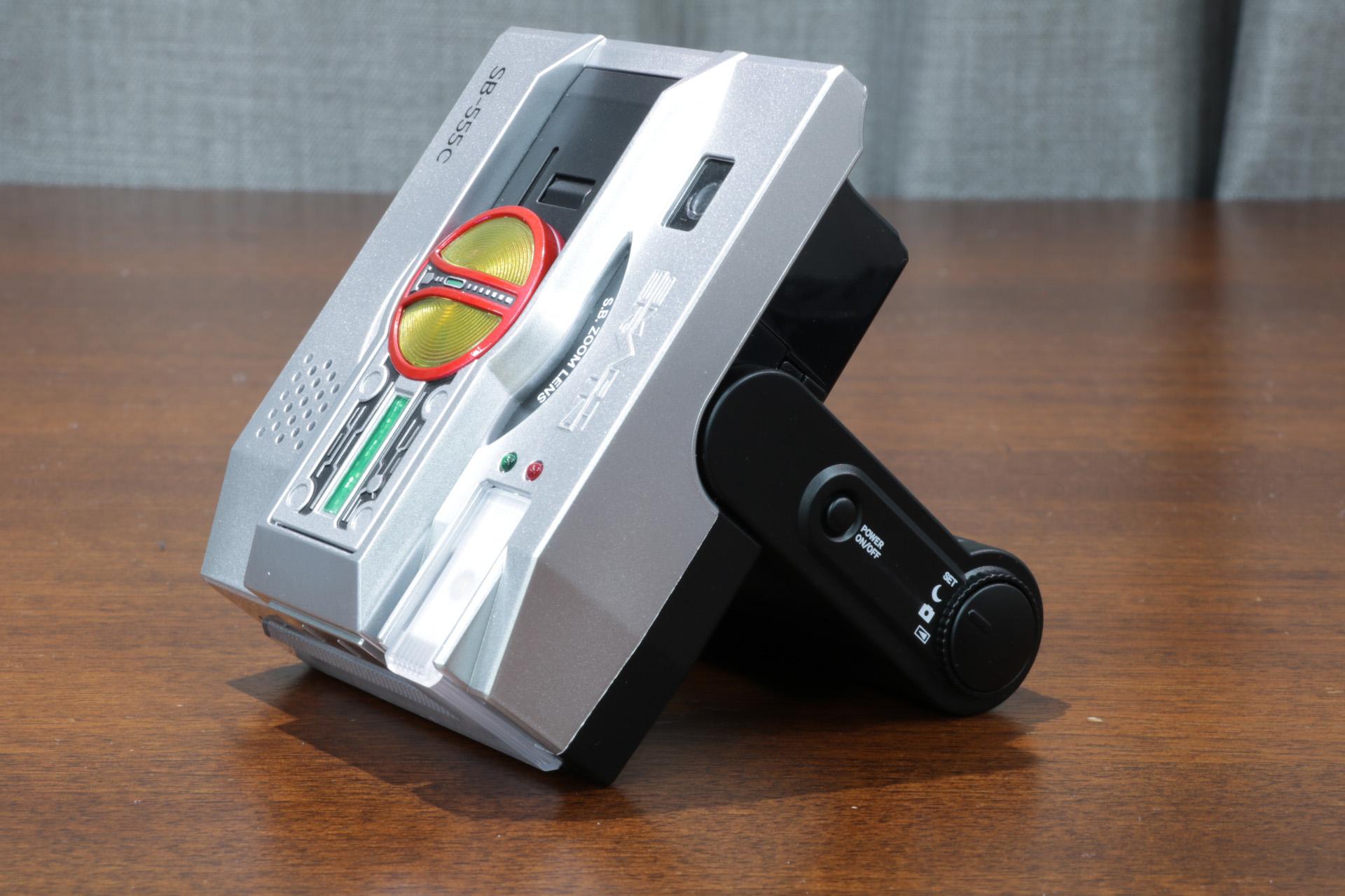 「ミッションメモリー」が差し込まれたことでロックが解除され、持ち手が展開する