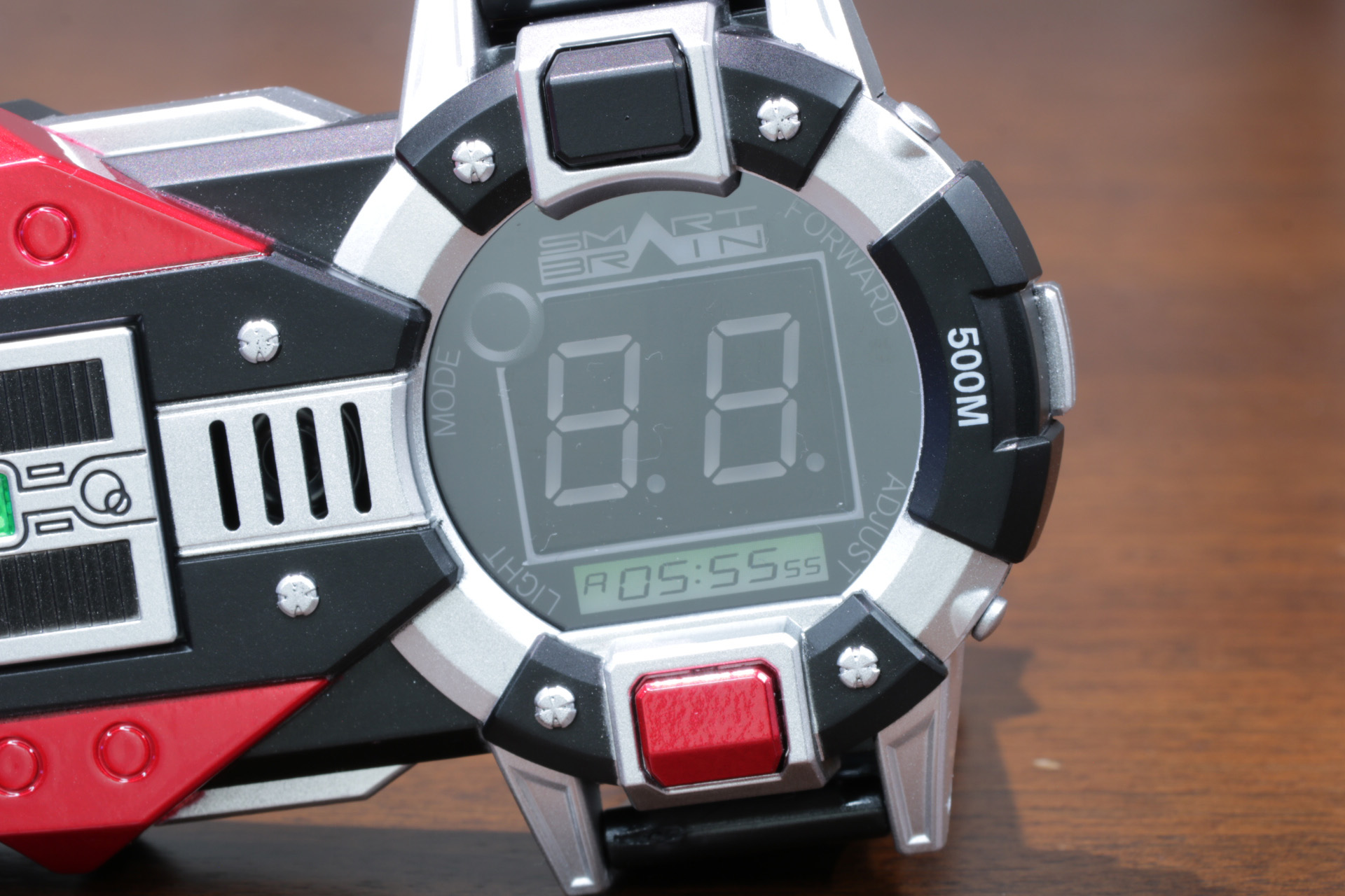 デジタル文字盤も大きく、スイッチを押すことでカウントダウン演出が発動する