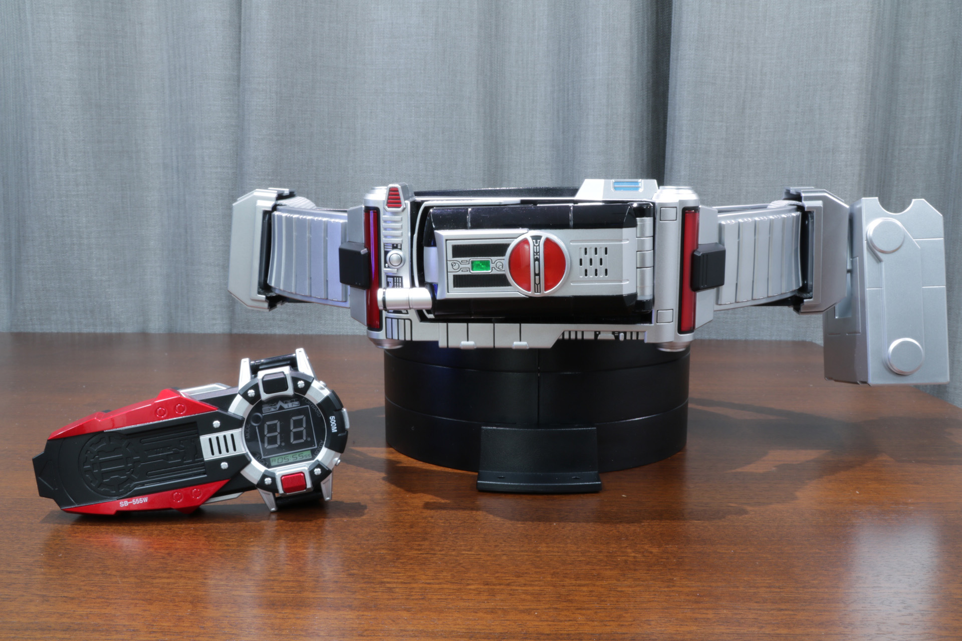 「仮面ライダーファイズ アクセルフォーム」へのフォームチェンジも再現可能