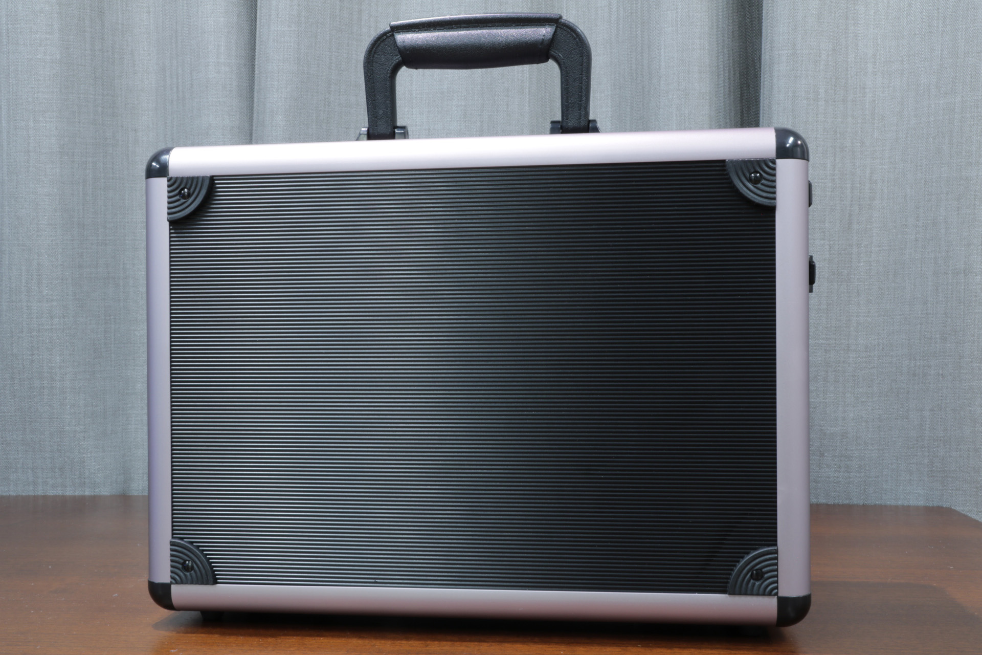 裏面の角にはクッションが設けられている