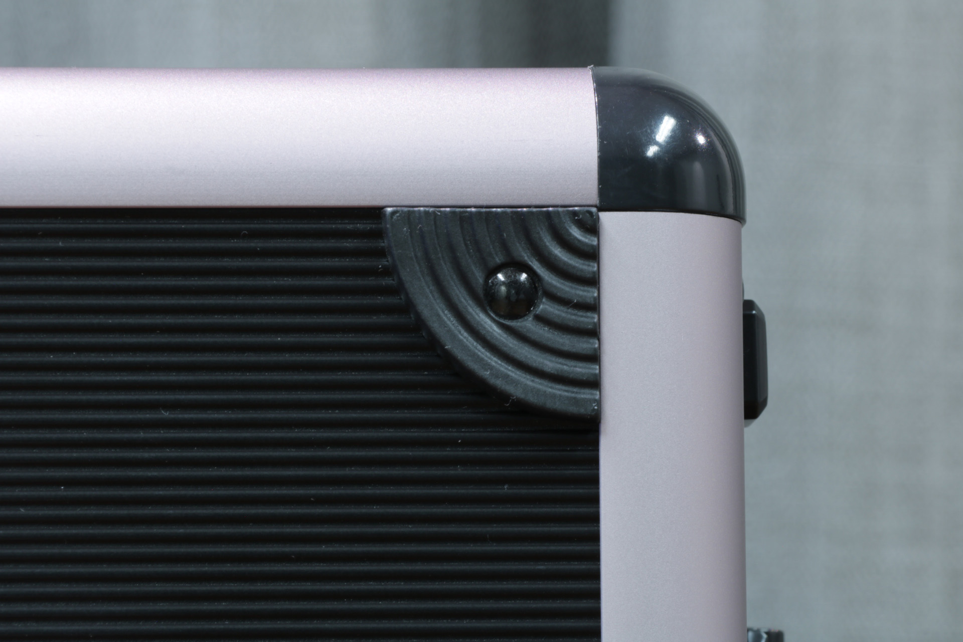 裏面の角にはクッションが設けられている