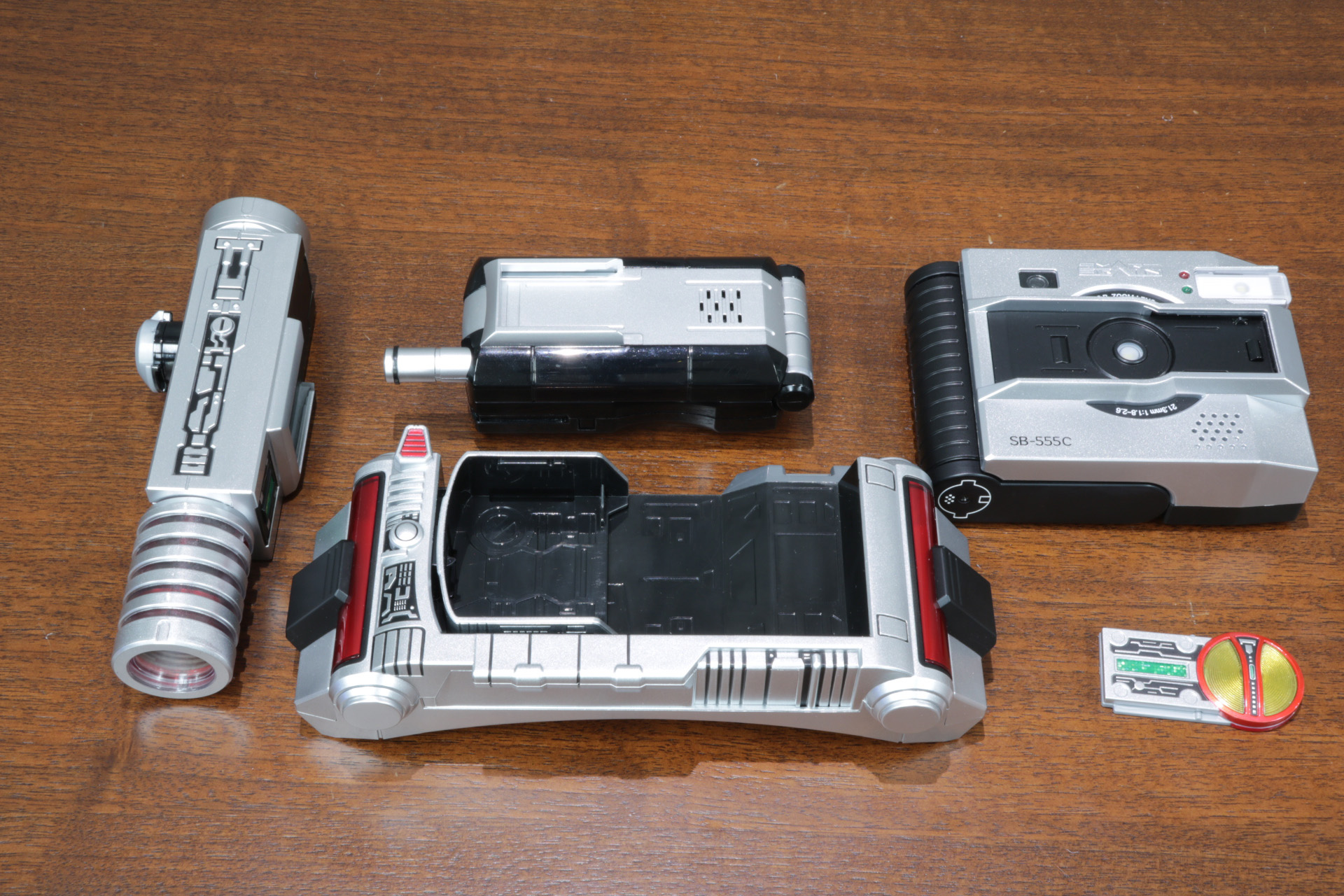 左から「ファイズポインター」、「ファイズフォン」、「ファイズドライバー」、「ファイズショット」、「ミッションメモリー」