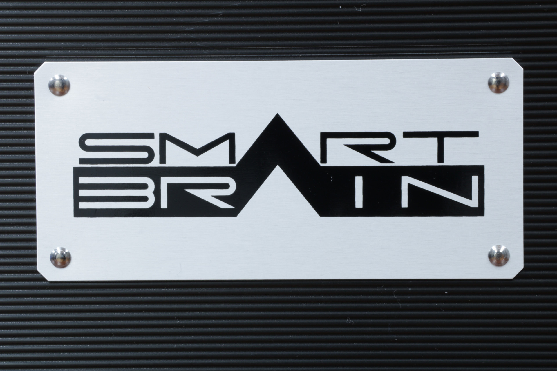 「スマートブレイン」のプレートも高級感ある仕上がり