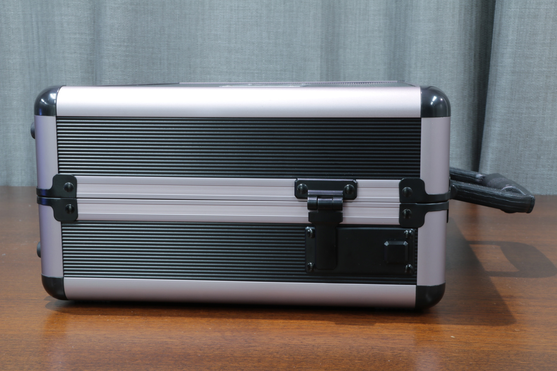 左右側面にはロックがあり、スイッチを入れることで開錠できる