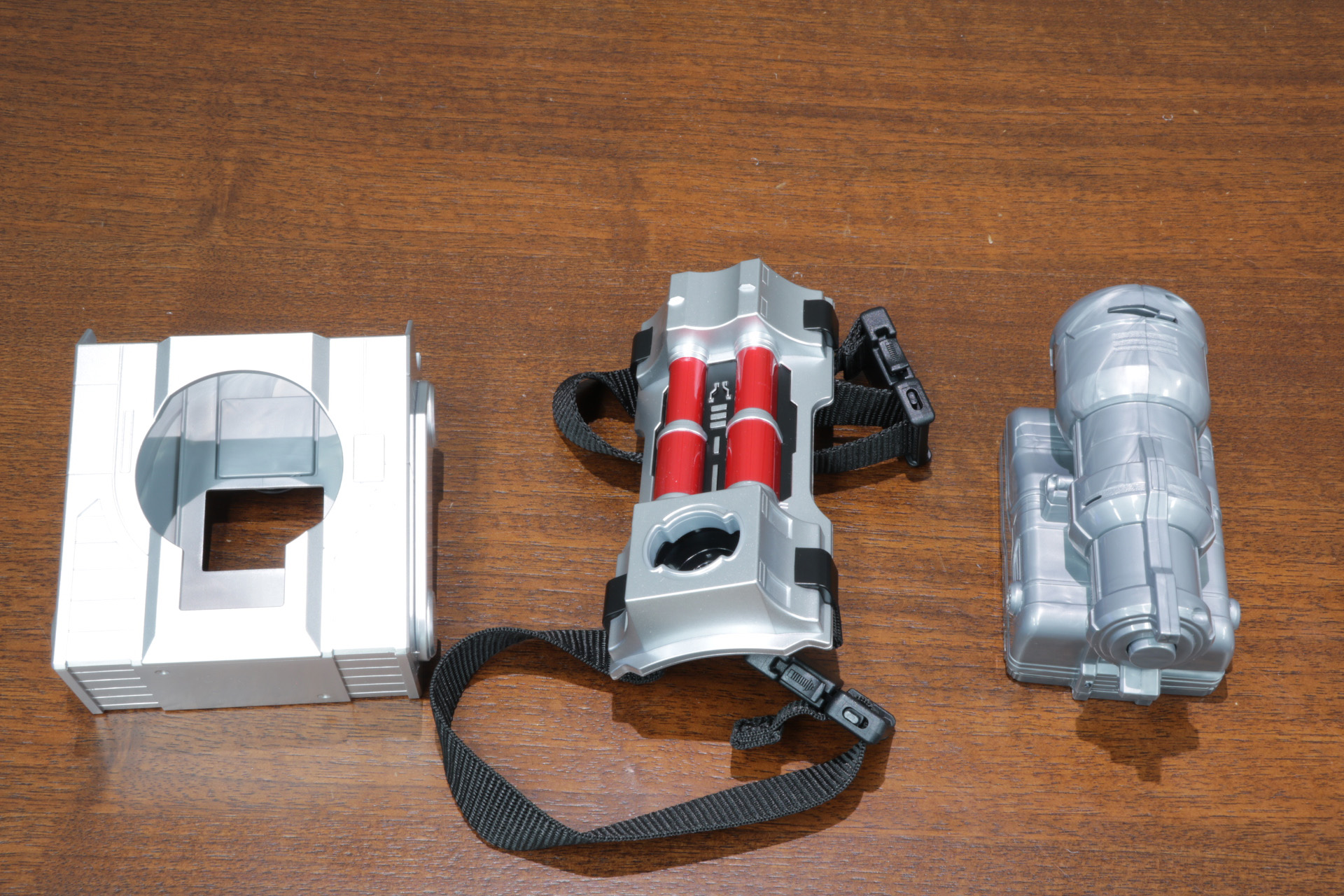 左から「ファイズショット」のホルダー、レッグホルダー、プロジェクター