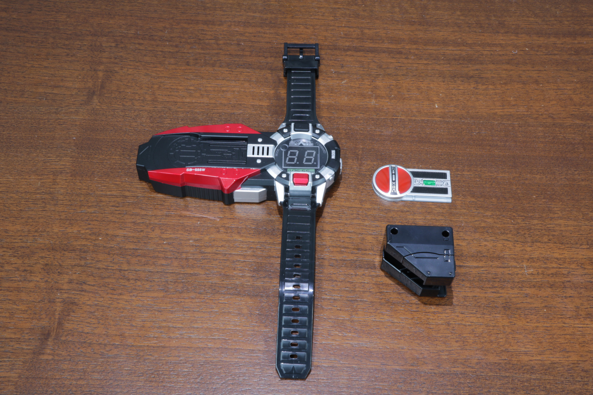 左から「ファイズアクセル」、ファイズアクセルの「アクセルメモリー」、ファイズフォン用のアタッチメントパーツ