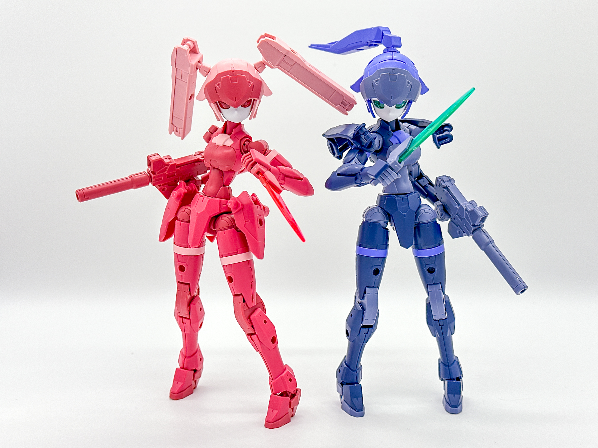 発売中の「30MM 1/144 EMX-H15A アチェルビー (TYPE-A)」（写真左）と「30MM 1/144 EMX-H15B アチェルビー (TYPE-B)」（写真右）