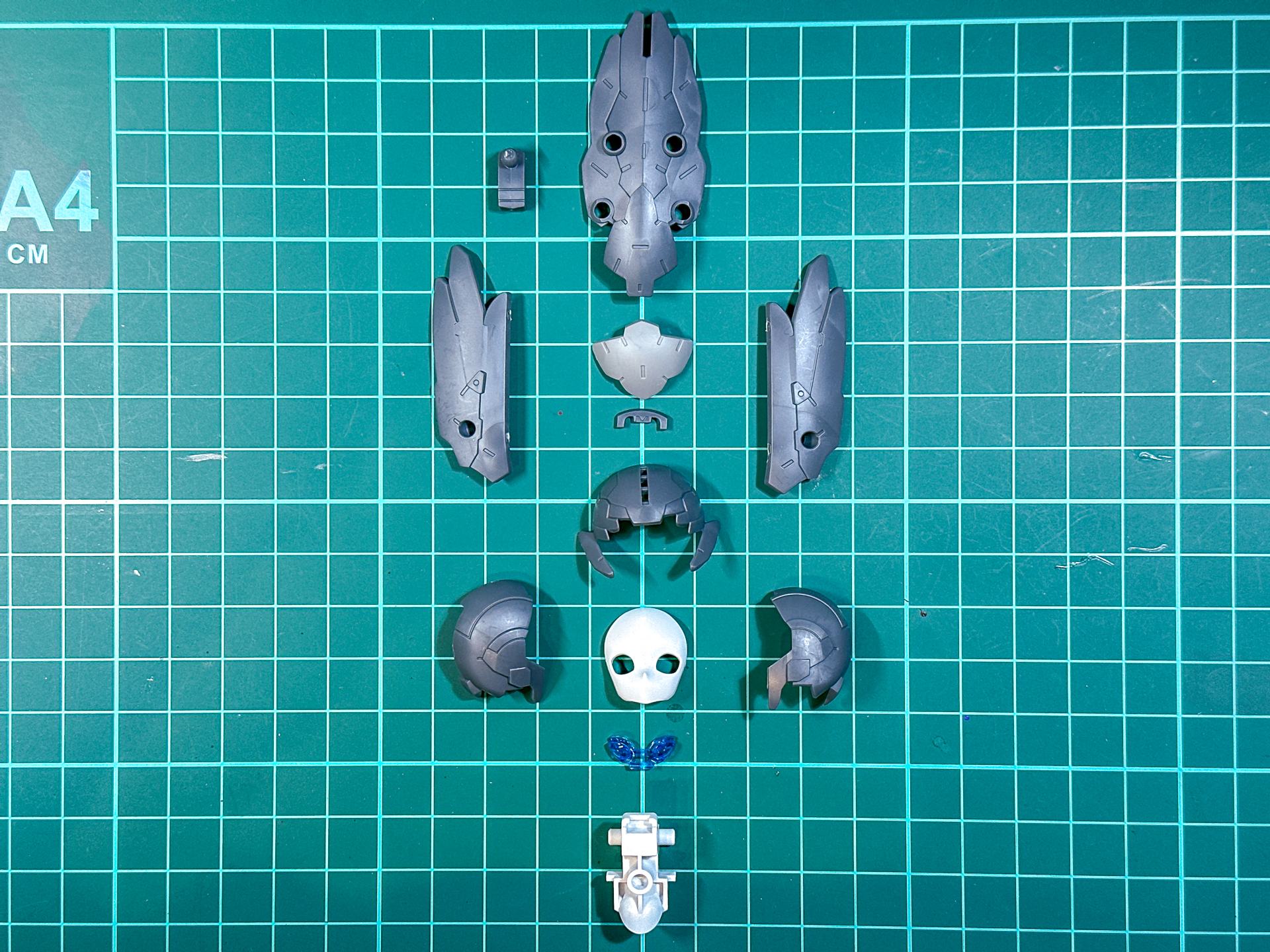 組み立て前の頭部。全12パーツで構成されています。