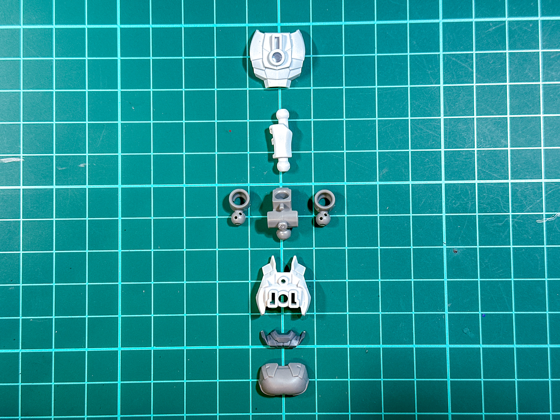 組み立て前の胸部パーツ。全8パーツで構成されています。