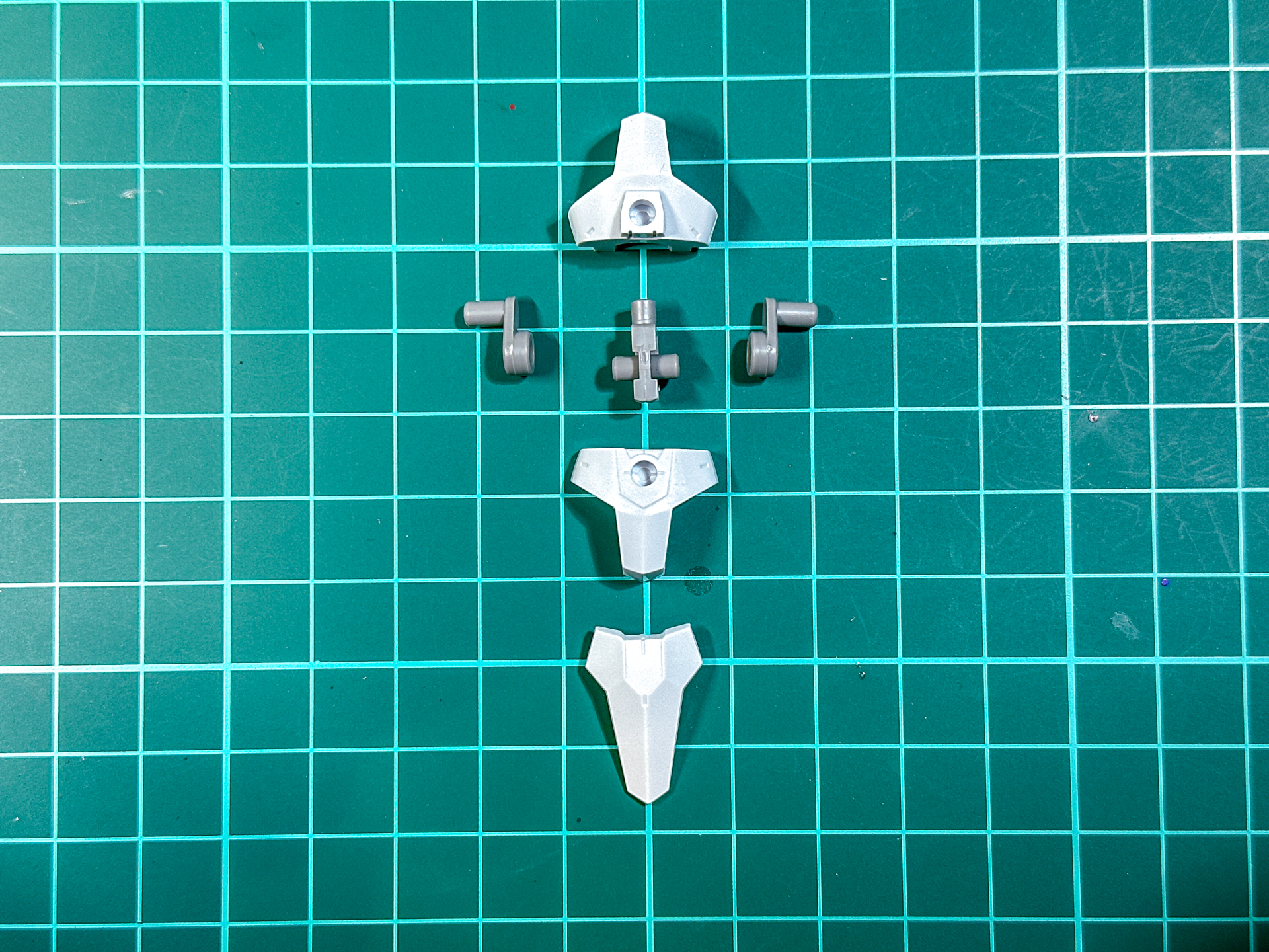 組み立て前の腰部。全6パーツで構成されています。