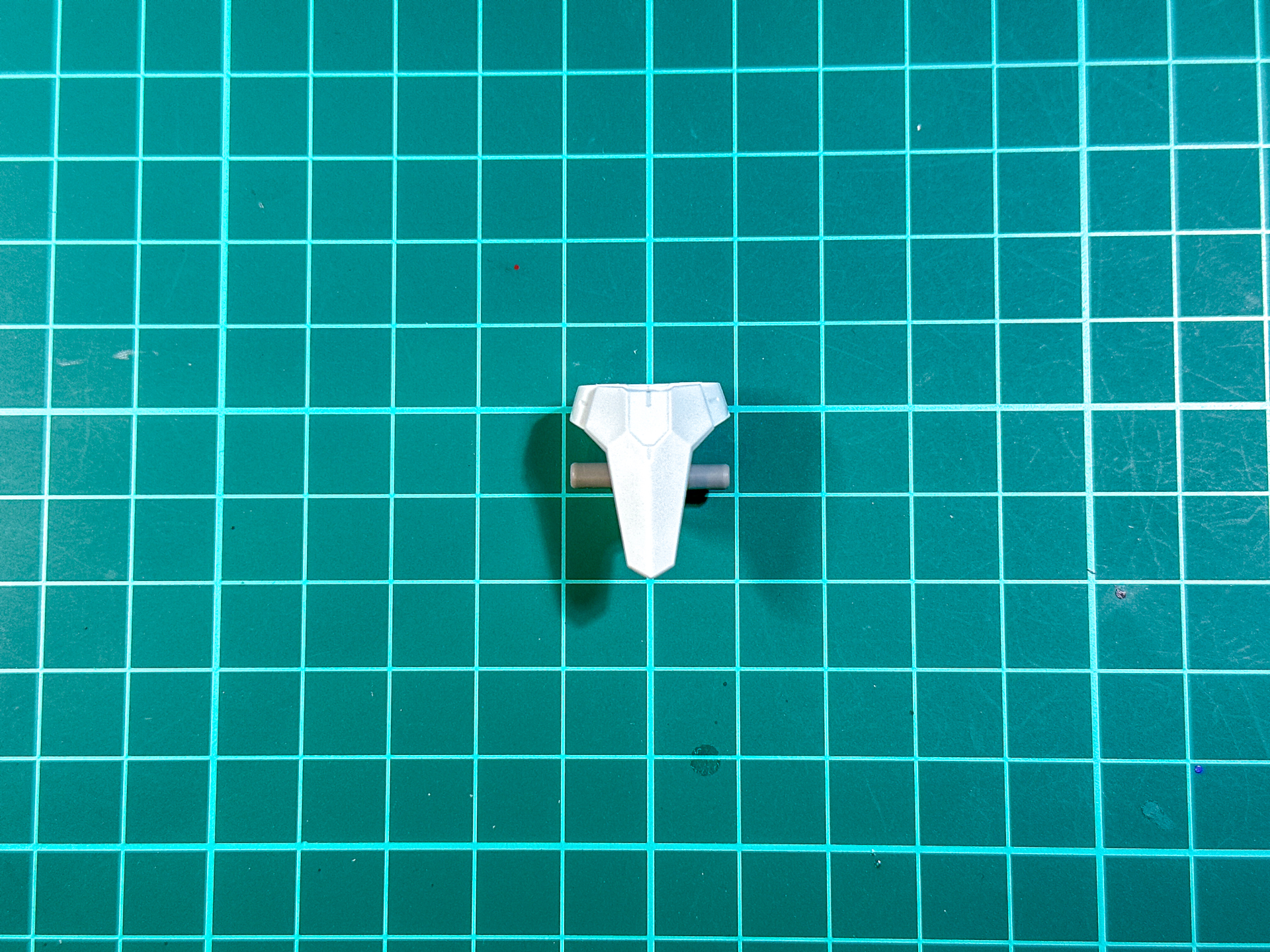 組み立てが完了した腰部。成型色の変更のみとなっています。