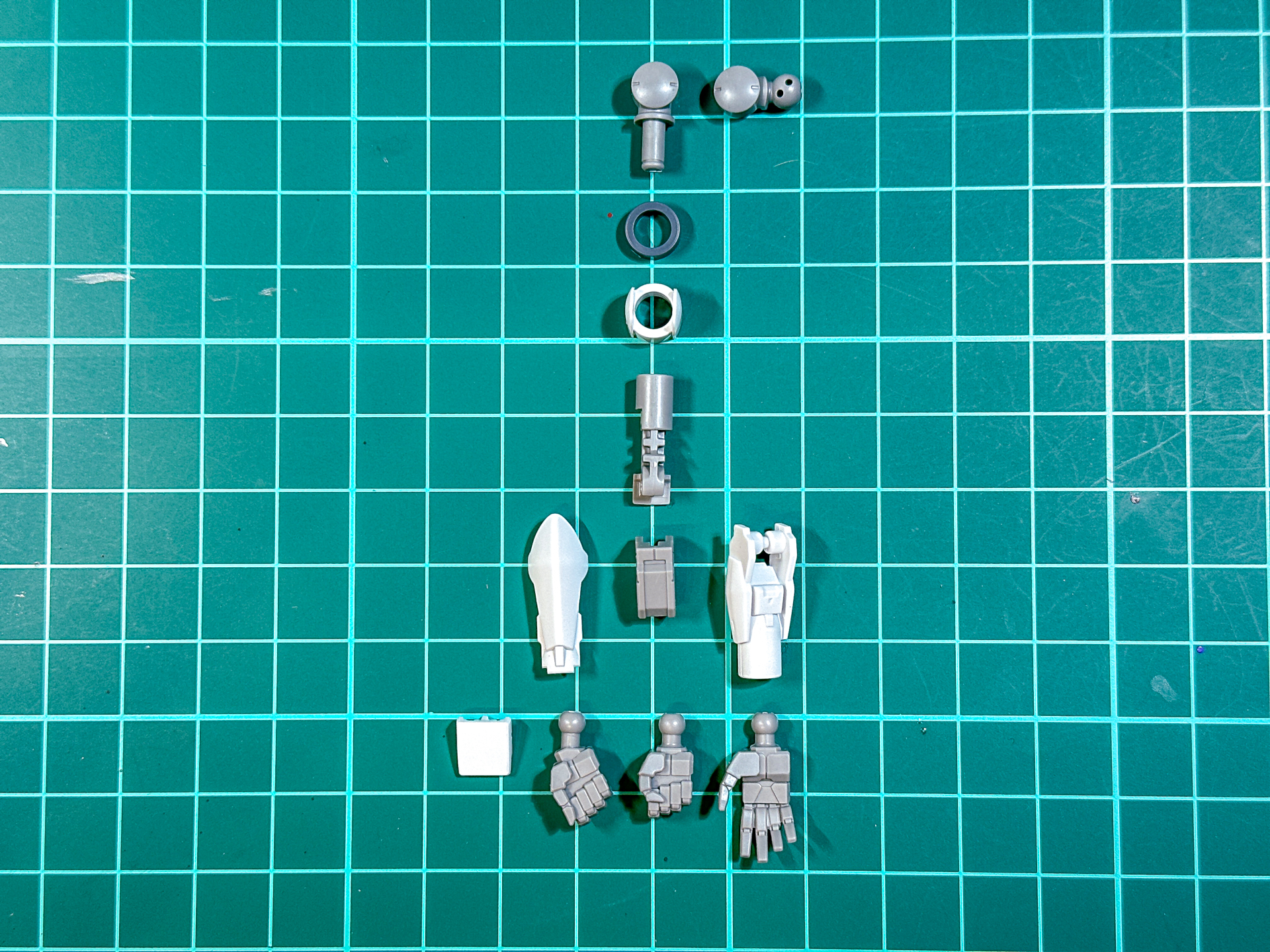 組み立て前の腕部。全10パーツにて構成されています。