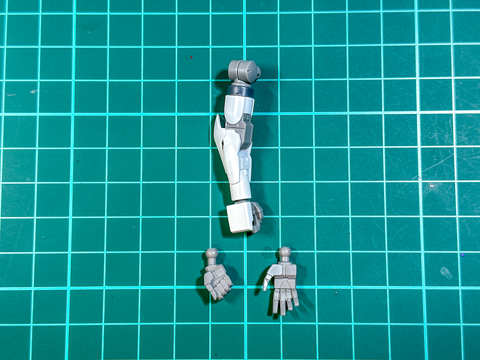 組み立てが完了した腕部。成型色の変更のみとなっています。