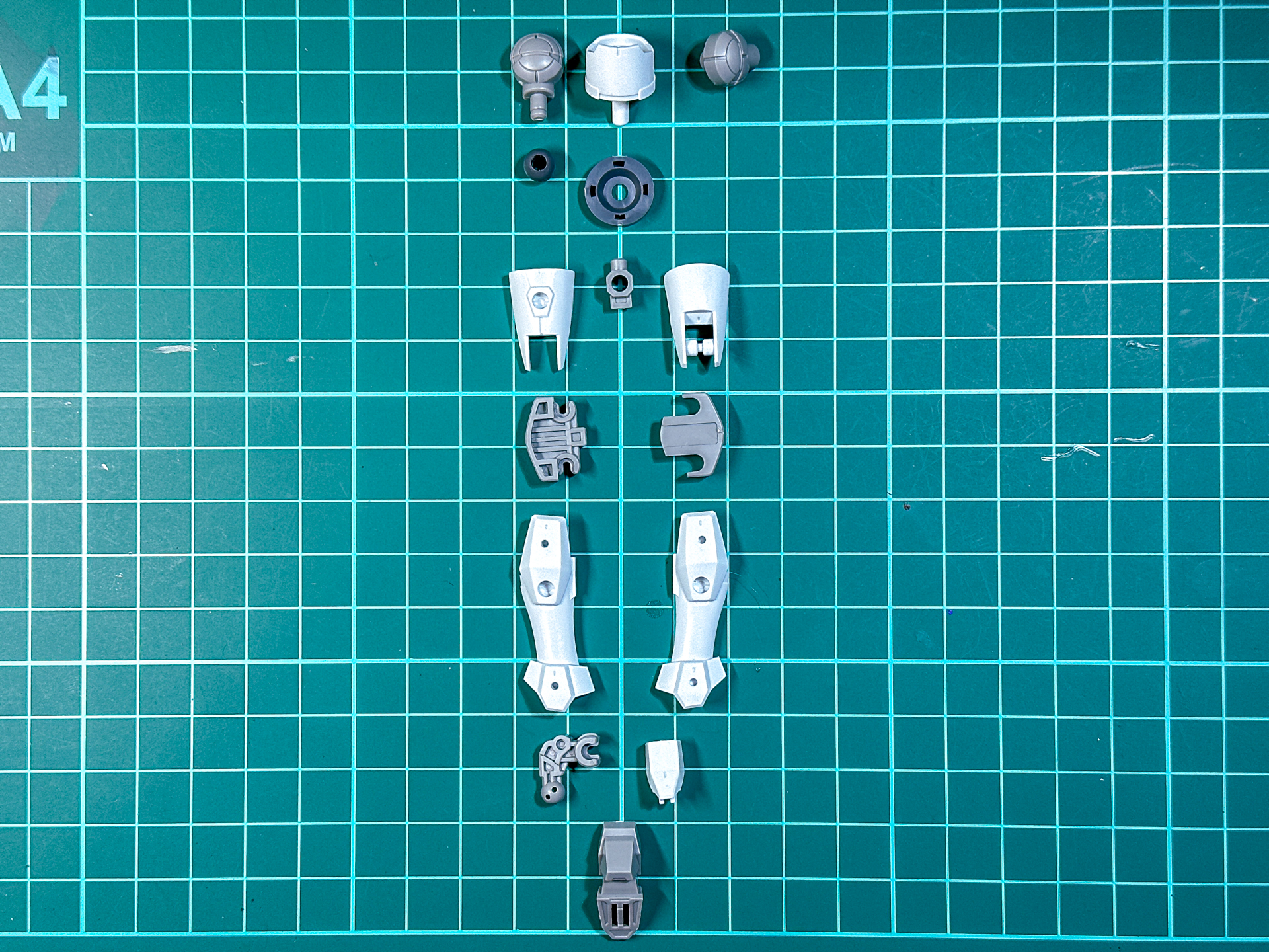 組み立て前の脚部パーツ。全15パーツにて構成されています。