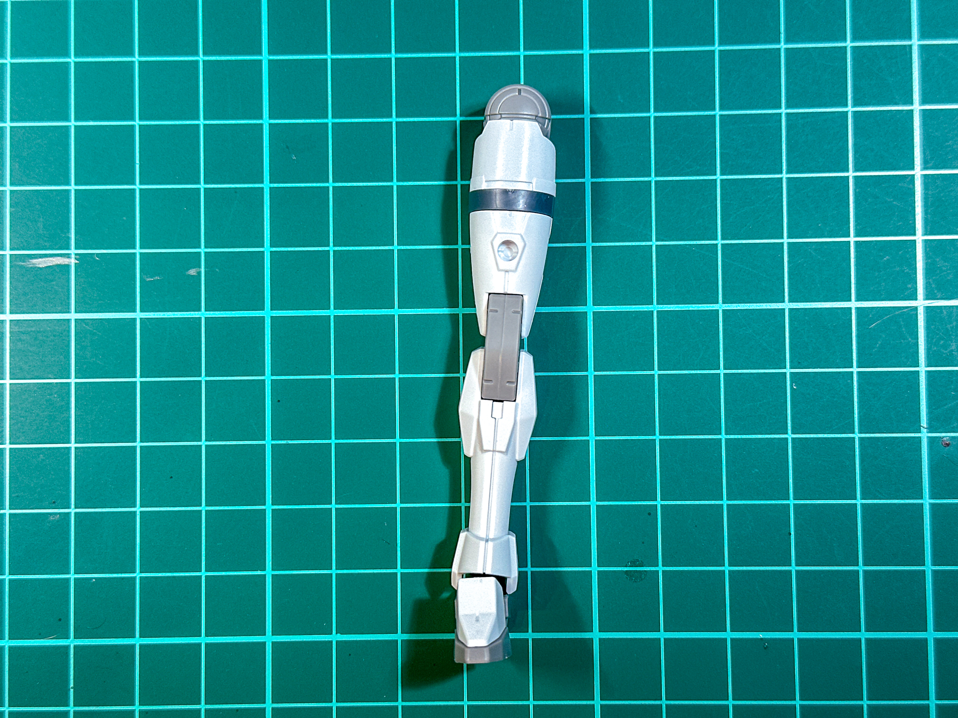 組み立てが完了した脚部パーツ。成型色の変更のみとなっています。