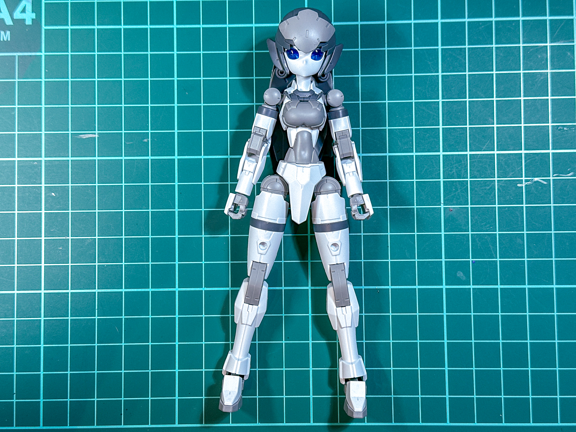 組み立てが完了したアチェルビー (TYPE-C)。バイザーパーツの形状変更により印象がこれまでのアチェルビーとは変わって見えます。