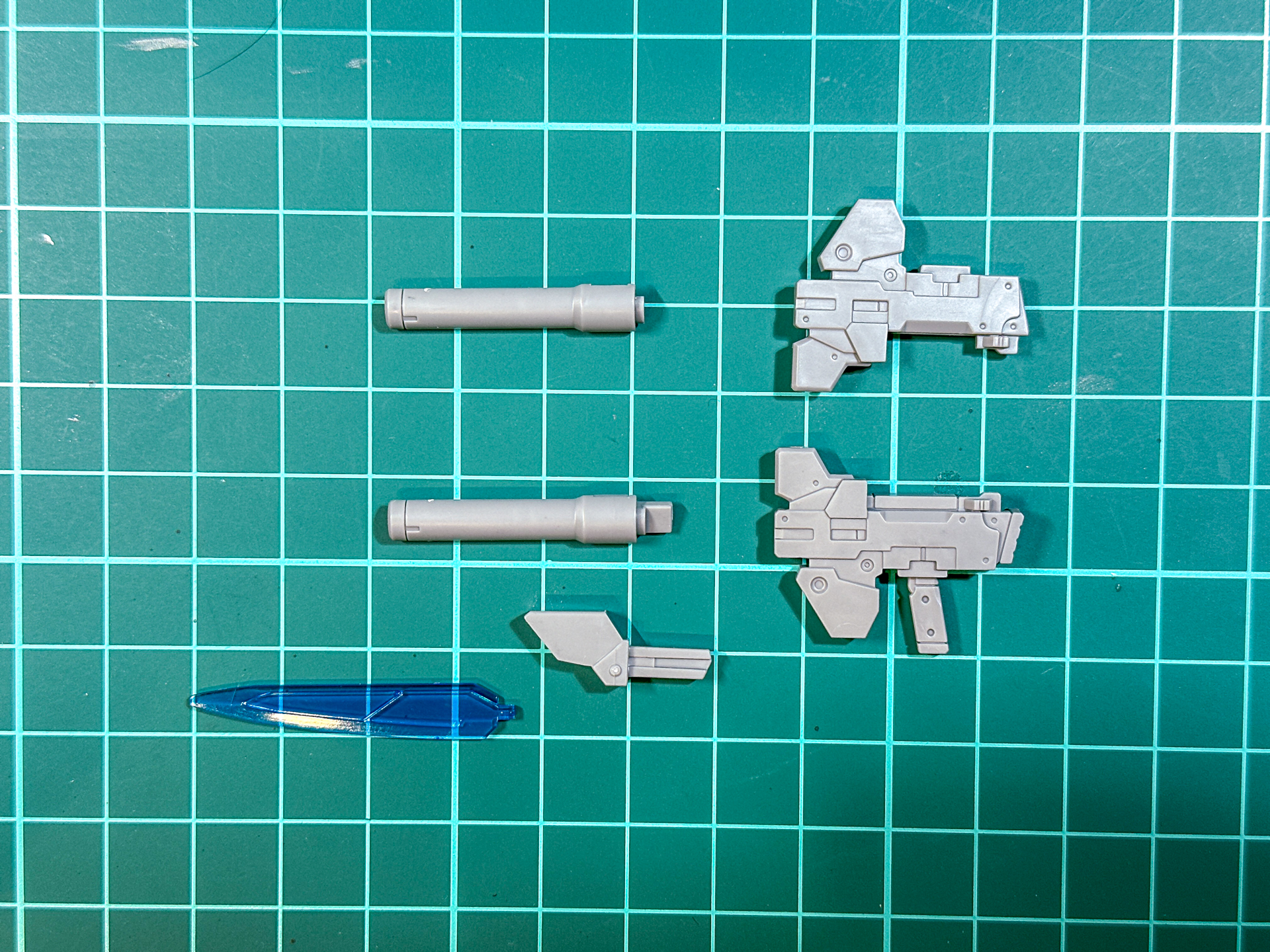 組み立て前の武装。全6パーツにて構成されています。