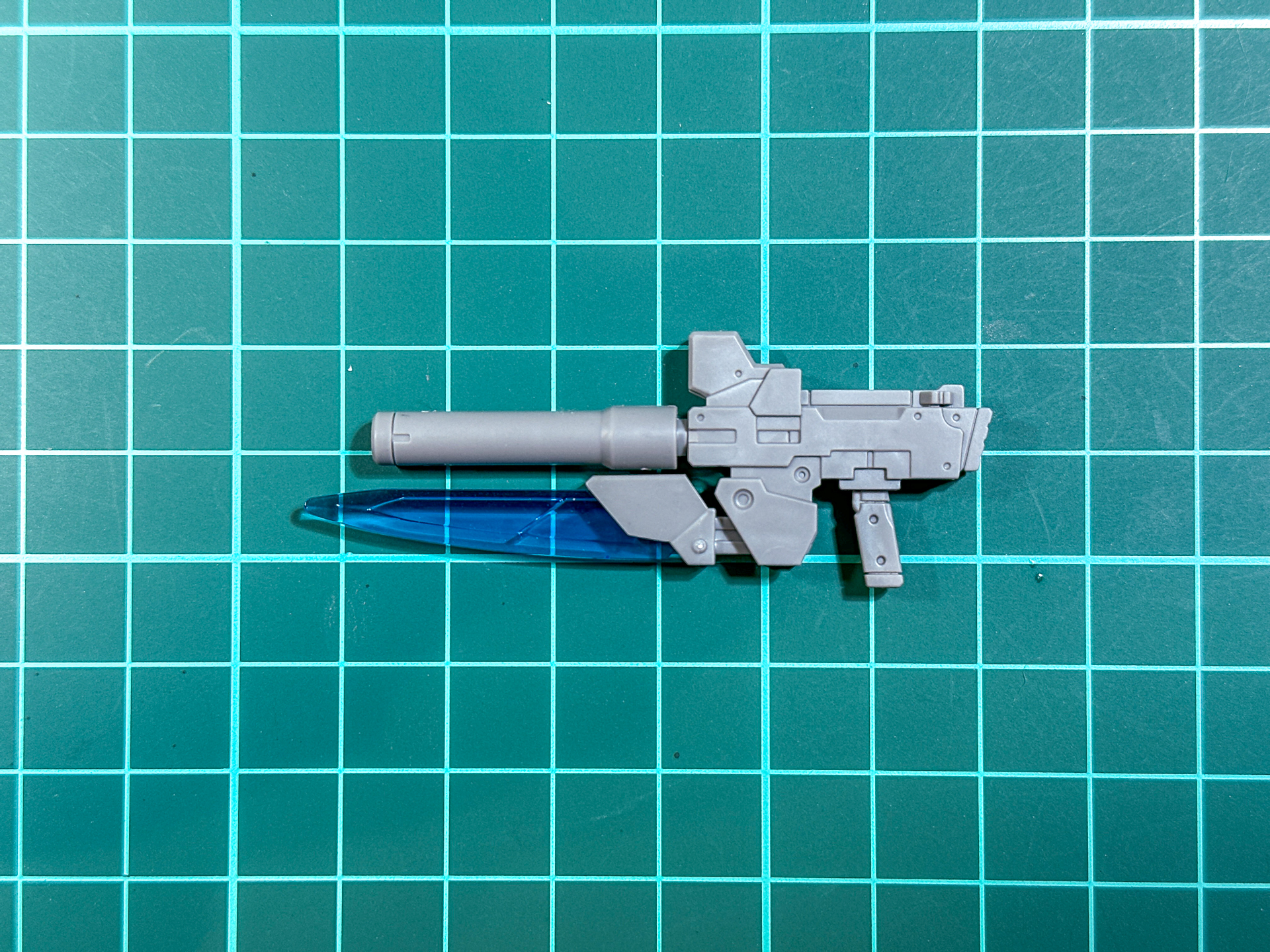 組み立てが完了した武装。合わせ目の段落ちモールド化により、合わせ目が目立たない工夫がなされています。