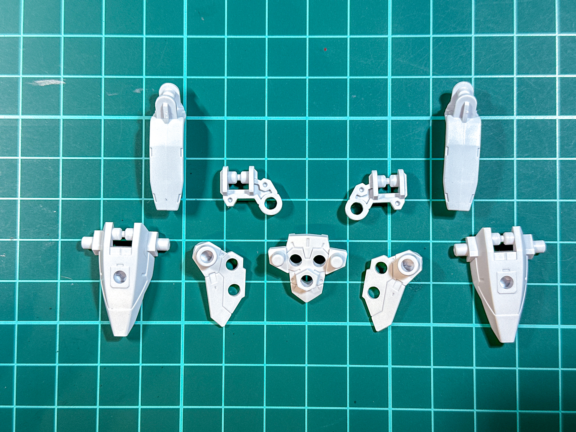 組み立て前のアーマー。全9パーツにて構成されています。