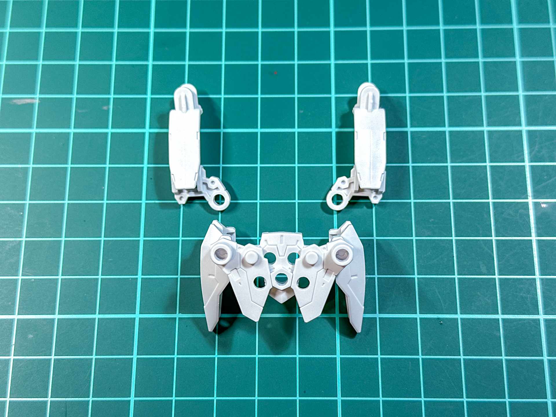 組み立てが完了したアーマー。腰部パーツに取り付ければサイドアーマーとして、胸部パーツに取り付ければ肩アーマーとしてディスプレイすることが可能です。