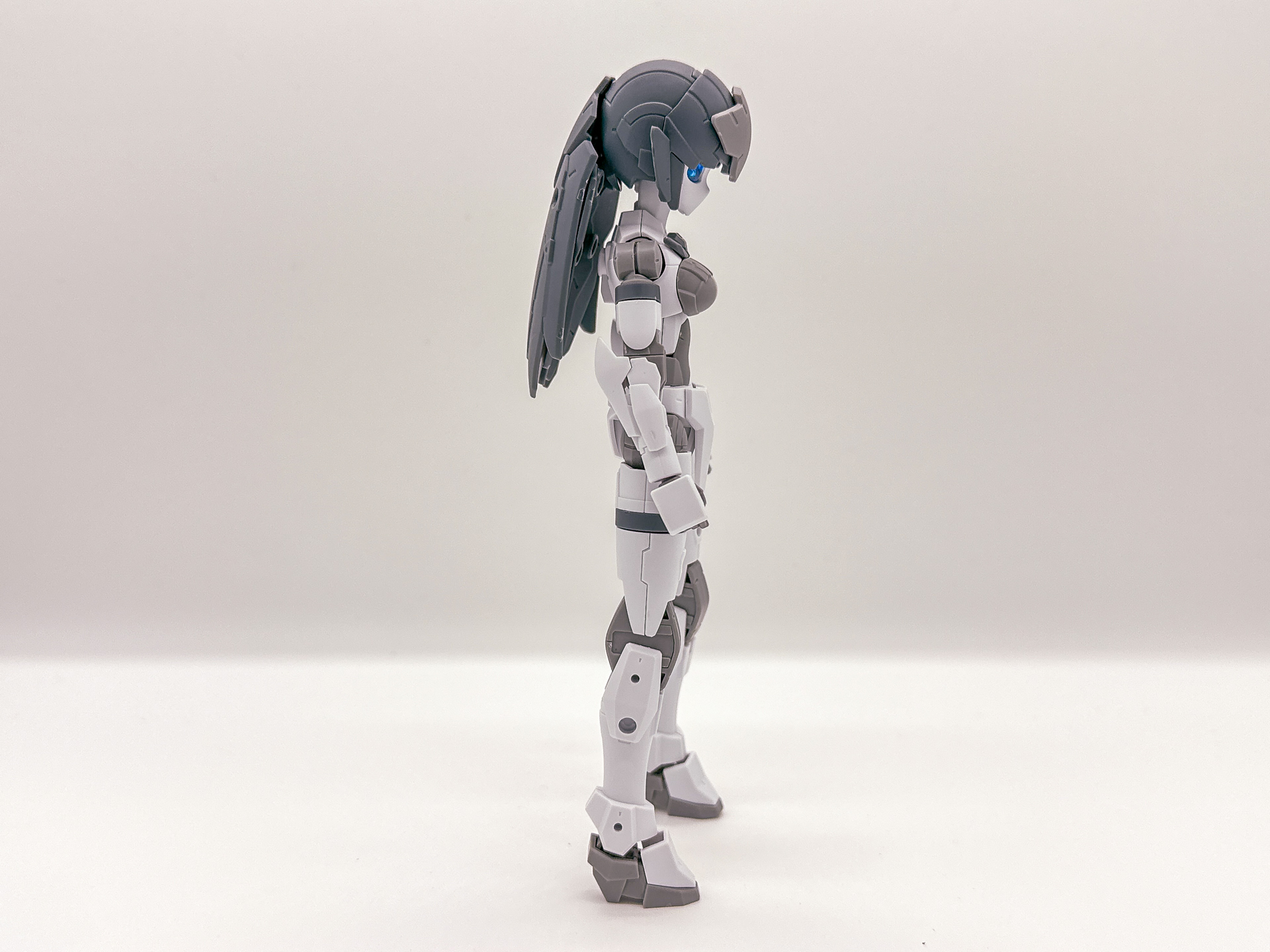 バイザーの形状変更が特徴的となっています。