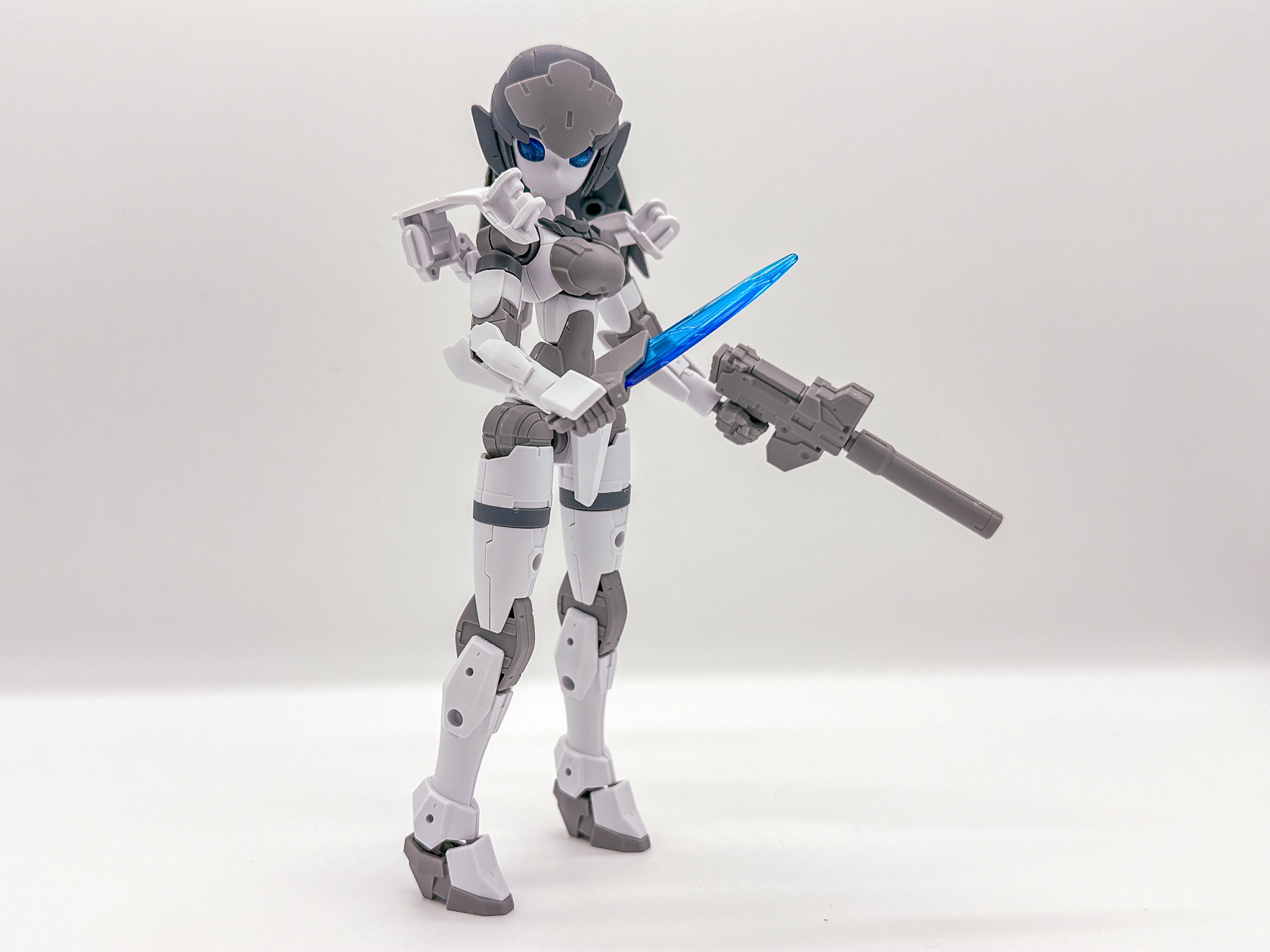 武装とアーマーを装備させてみました。TYPE-A、TYPE-B両方のアーマーが付属するので好きなパーツを選択可能です。