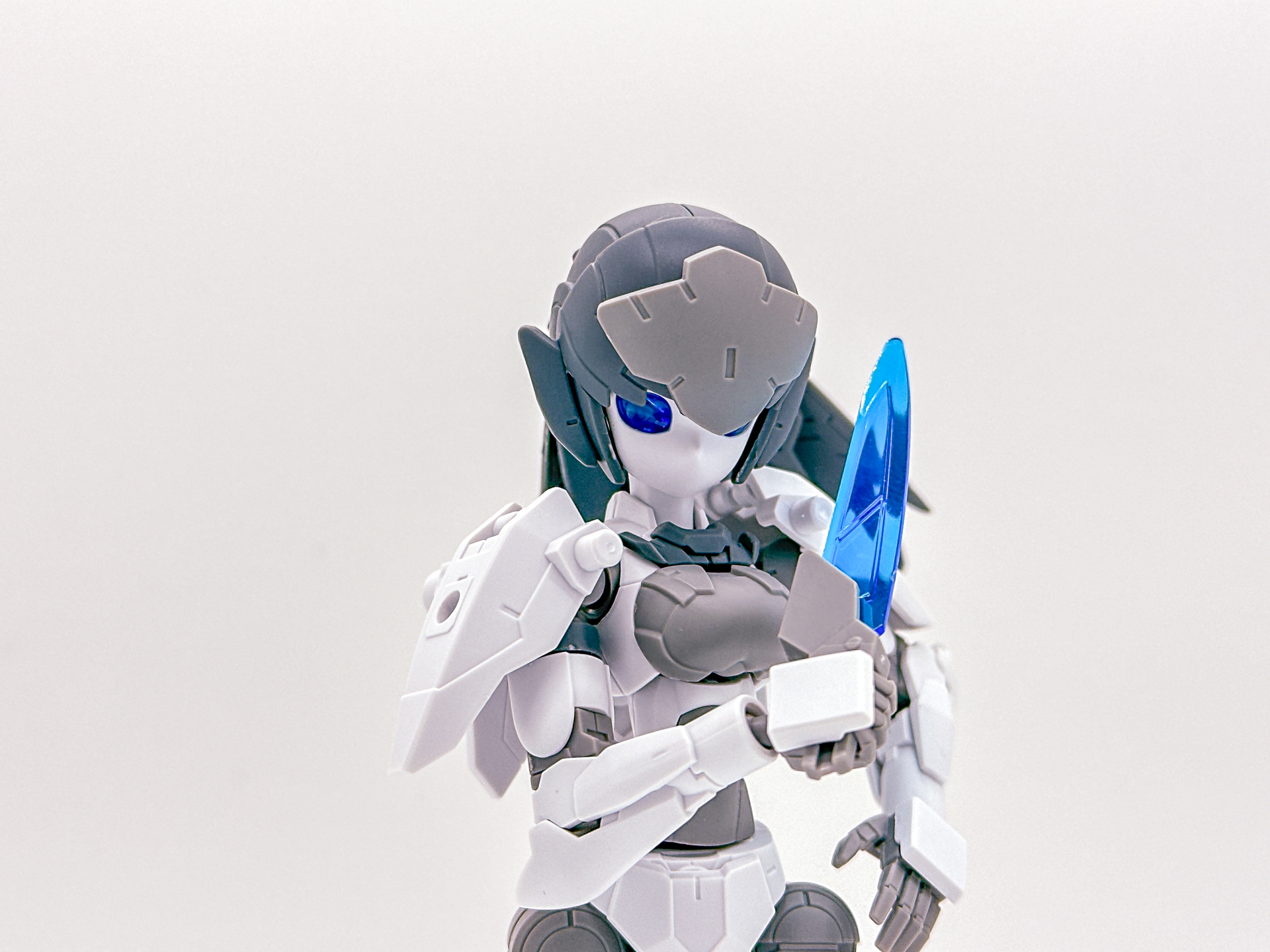 頭部のアップ。バイザー形状がTYPE-A、TYPE-Bと比較して小さめに造形されています。