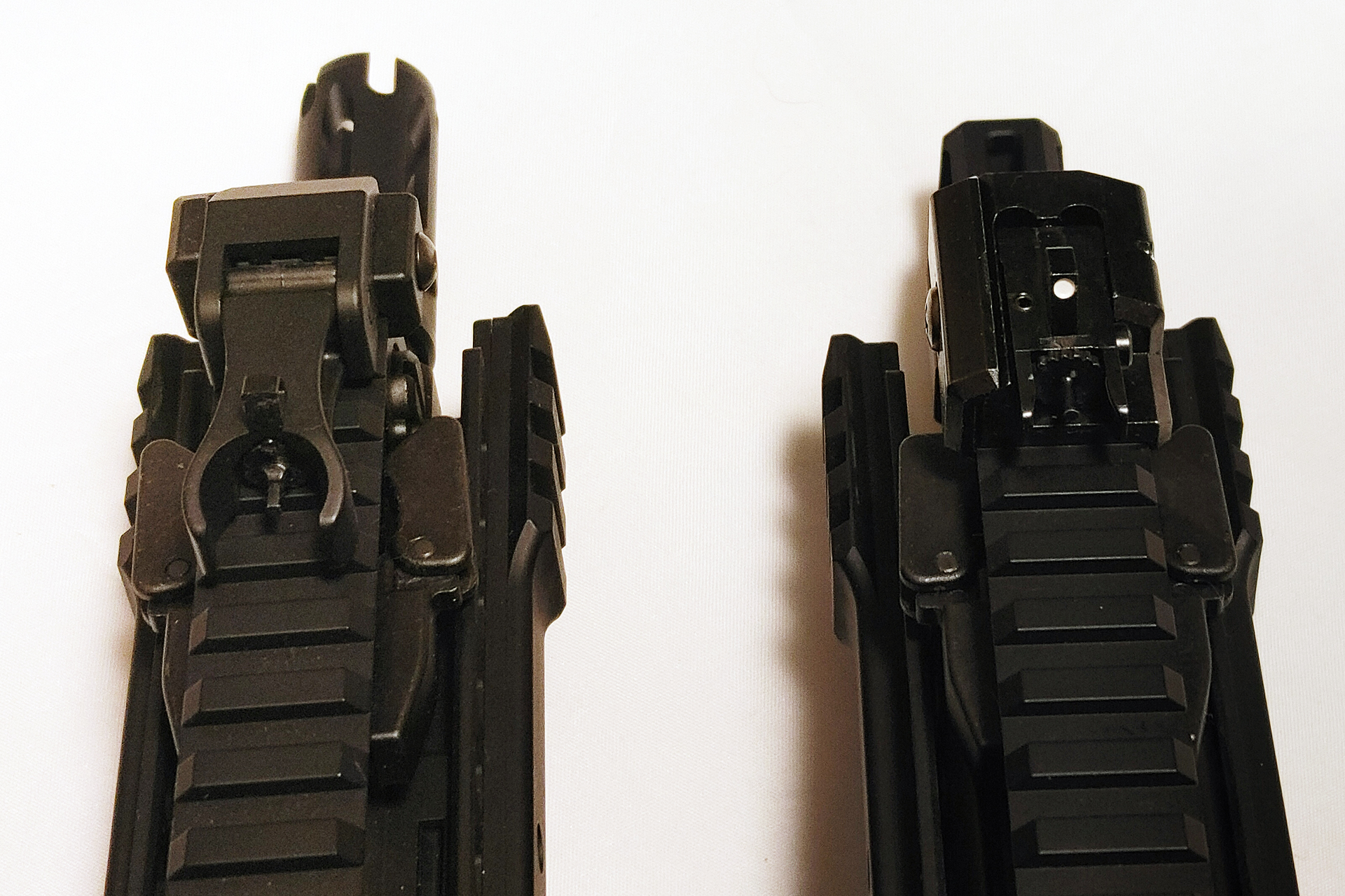 フロントサイト「M4パトリオットHC」（左）と「パトリオットプラス」（右）