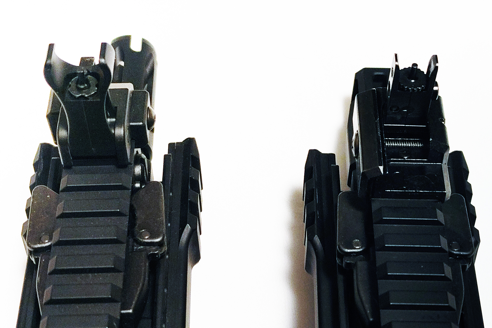 フロントサイトを起こした状態「M4パトリオットHC」（左）と「パトリオットプラス」（右）