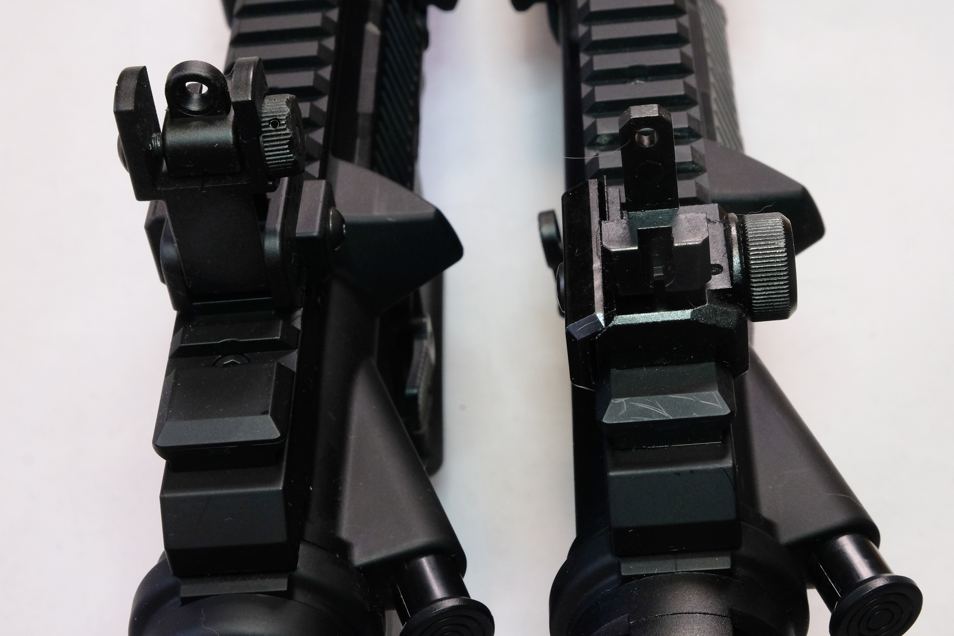 リアサイトを起こした状態「M4パトリオットHC」（左）と「パトリオットプラス」（右）