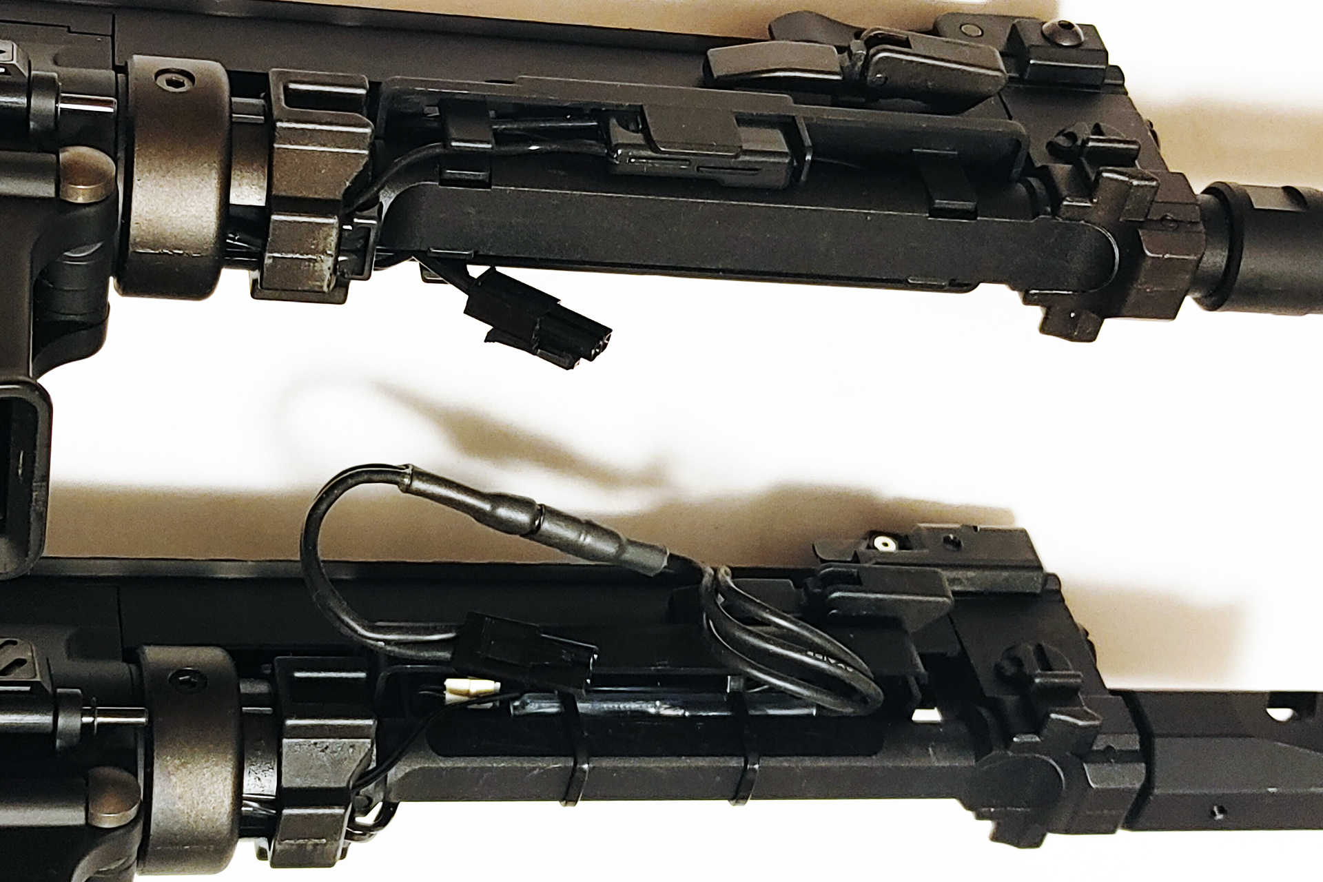 ハンドガードを外した状態「M4パトリオットHC」（上）と「パトリオットプラス」（下）