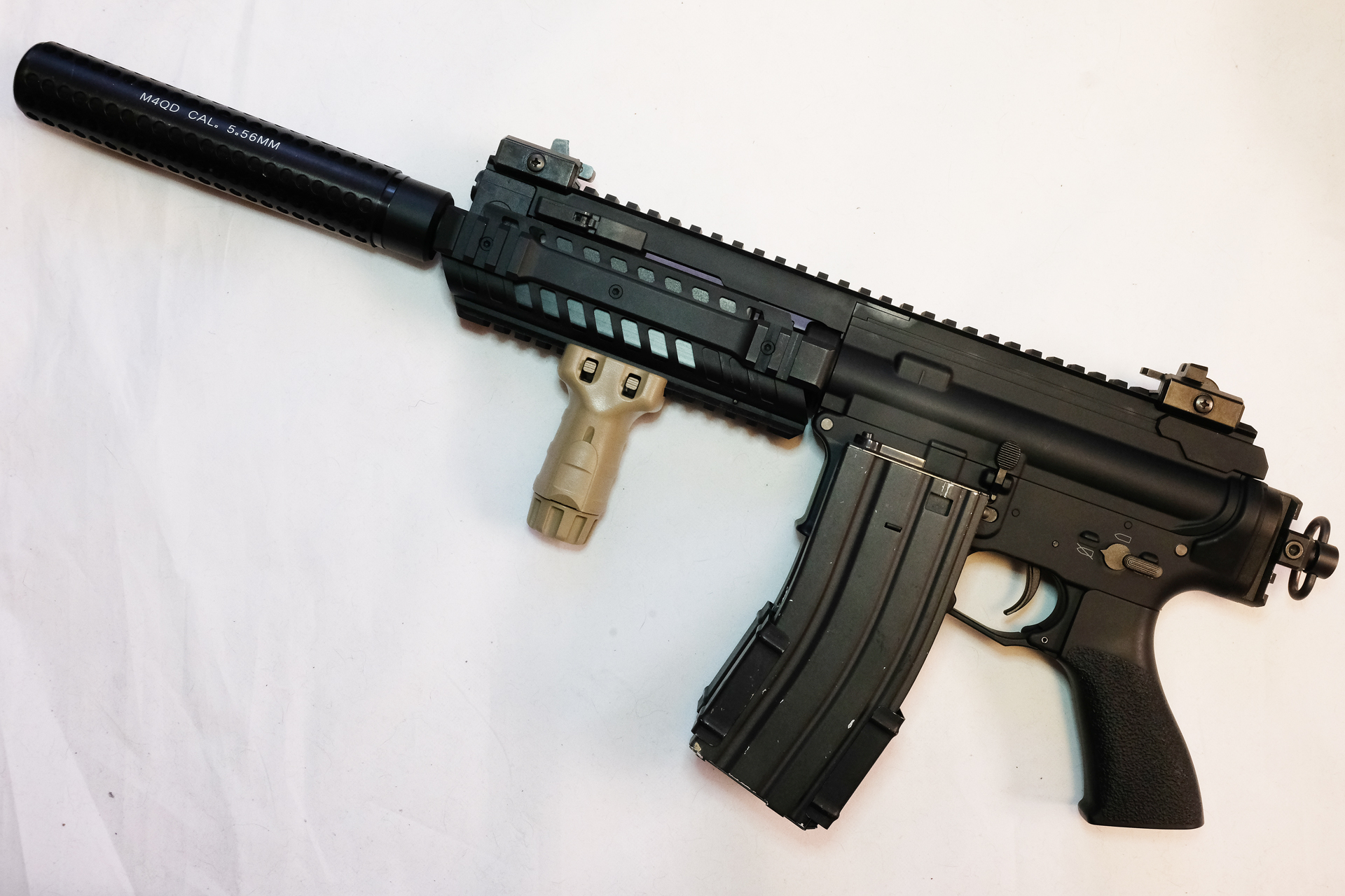 コンパクトなので長いサイレンサーを付けても邪魔にならない