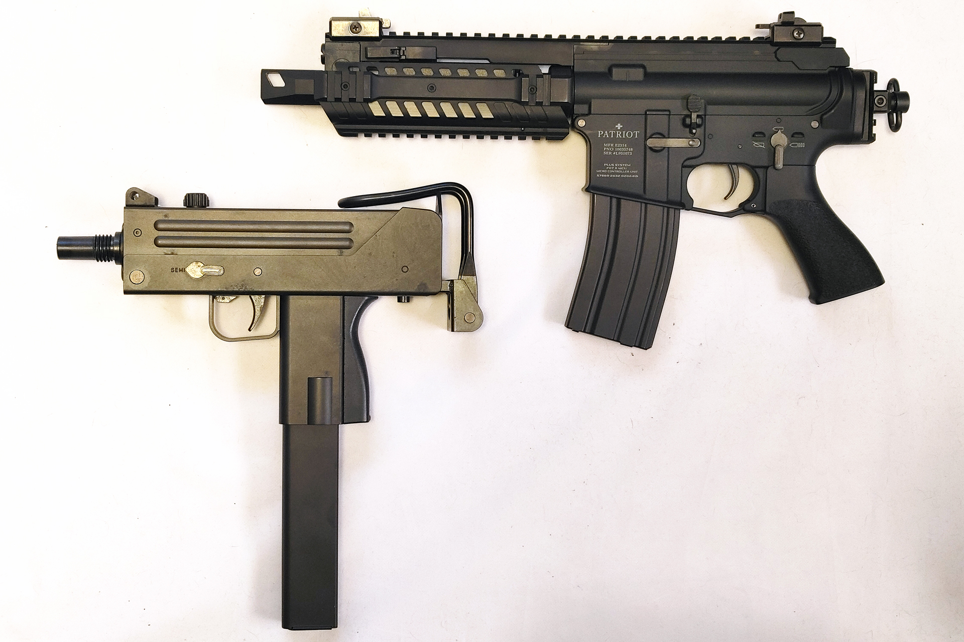 「イングラムM10」（左）と遜色ないコンパクトさ