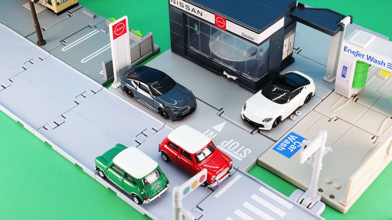 「No.88 日産 フェアレディZ NISMO」通常仕様（ホワイト）、初回特別仕様（グレー）「12 モーリス ミニ」通常仕様（レッド）、発売記念仕様（グリーン）