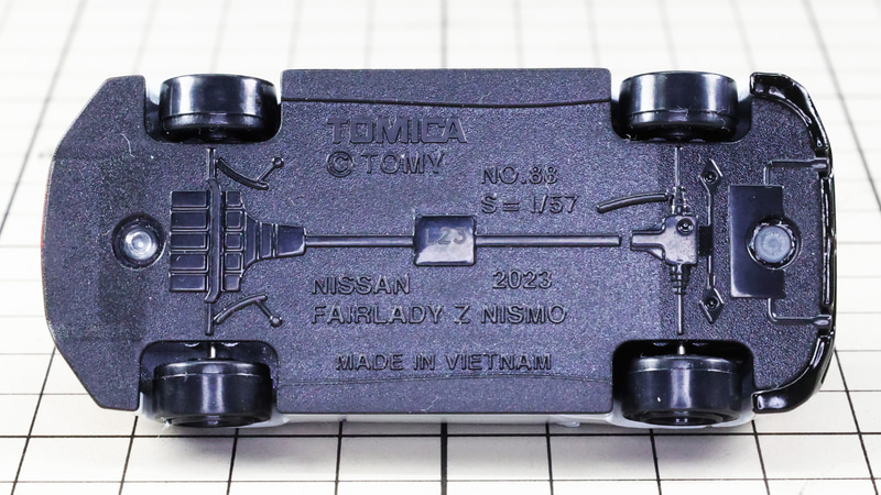 シャーシ：FR駆動方式のメカ配置がよくわかる