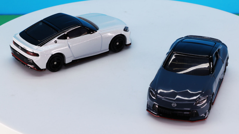 グレーのボディカラーに赤いラインのストライプが映えます