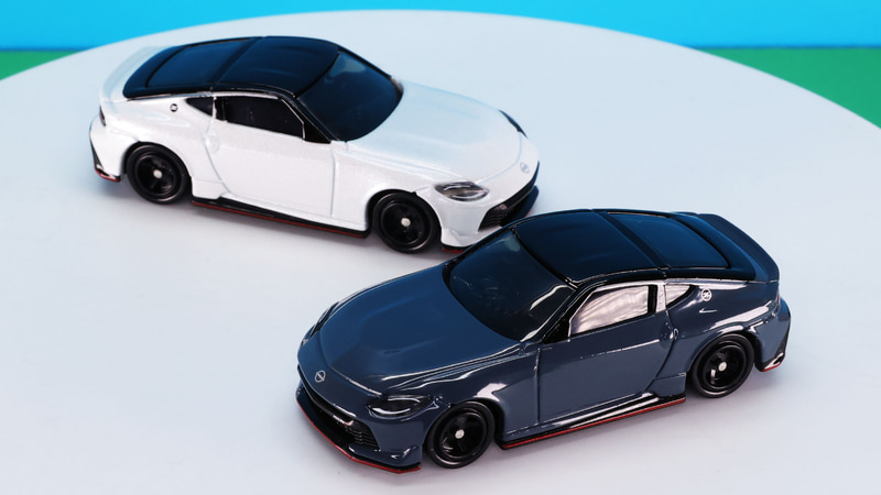 グレーのボディカラーに赤いラインのストライプが映えます