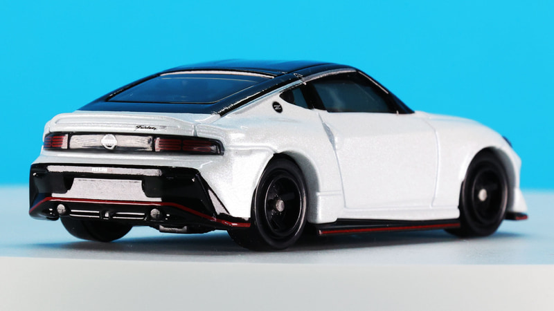 サイドのリアフェンダー上部にある“Z”のロゴやリアの“Fairlady Z”“NISSAN”“nismo”とかなりこったプリントがすごい！