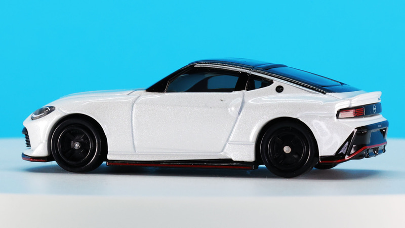 フロントの日産のロゴ、バンパー内の“nismo”ロゴもプリントされています