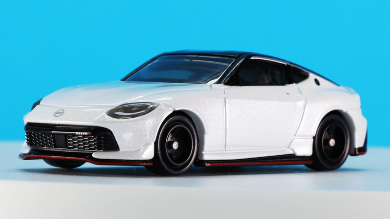 フロントの日産のロゴ、バンパー内の“nismo”ロゴもプリントされています