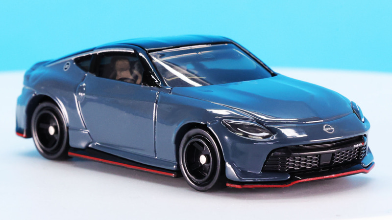 フロントの日産のロゴ、バンパー内の“nismo”ロゴもプリントされています