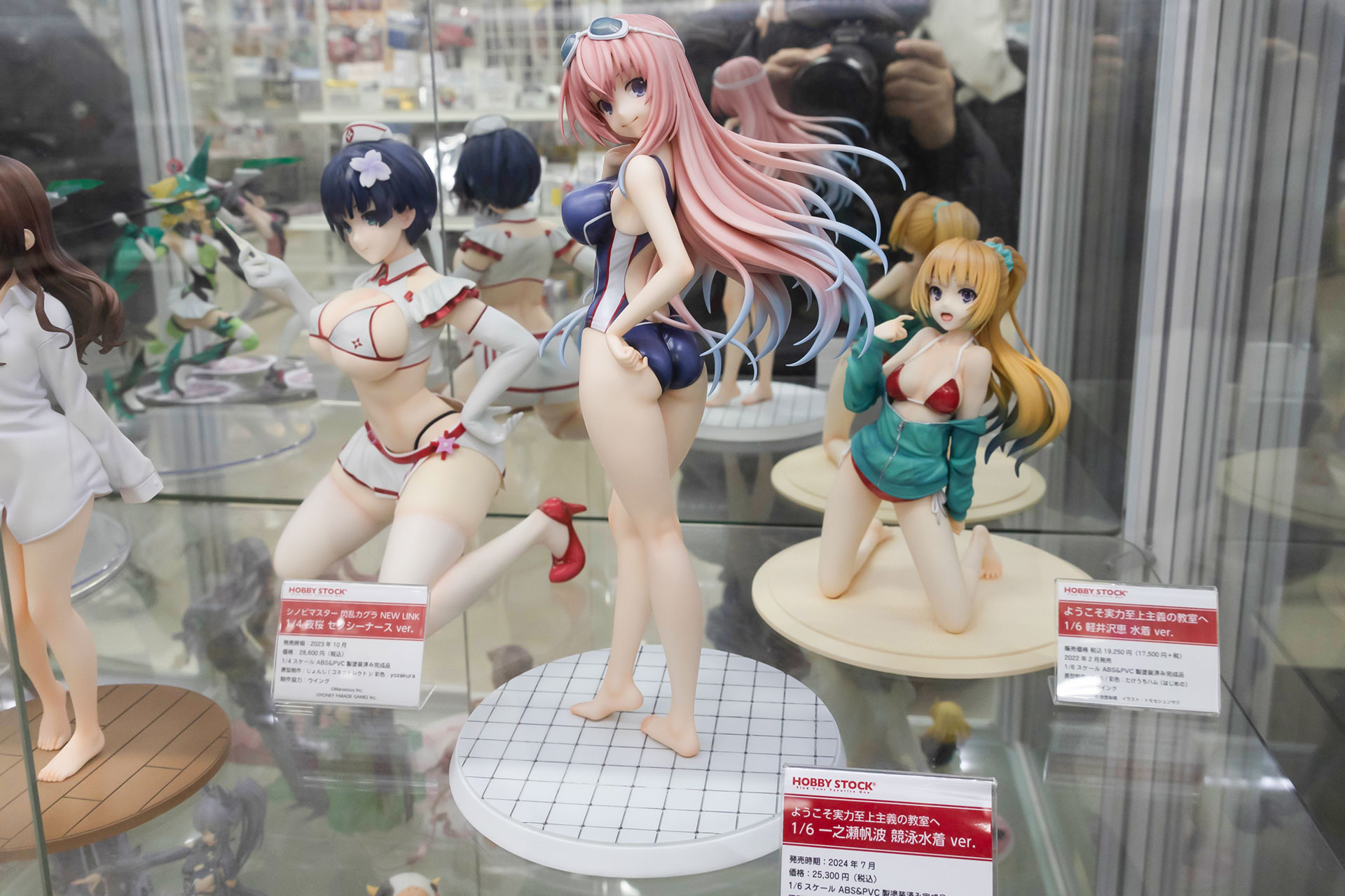 フィギュアの素材はPVCとABSで、全高は約280mmだ