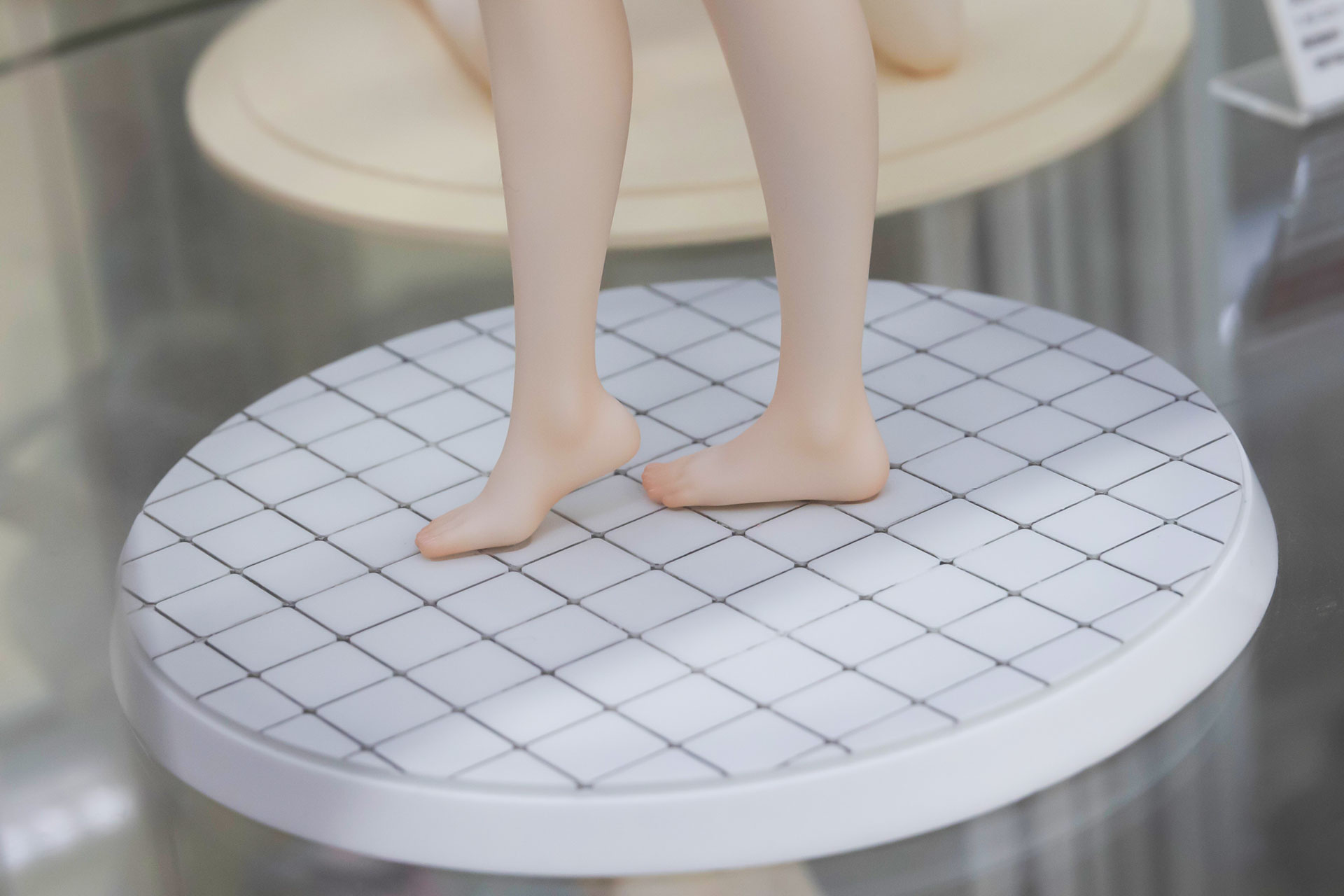 台座はプールをイメージしたようなデザインが採用されている