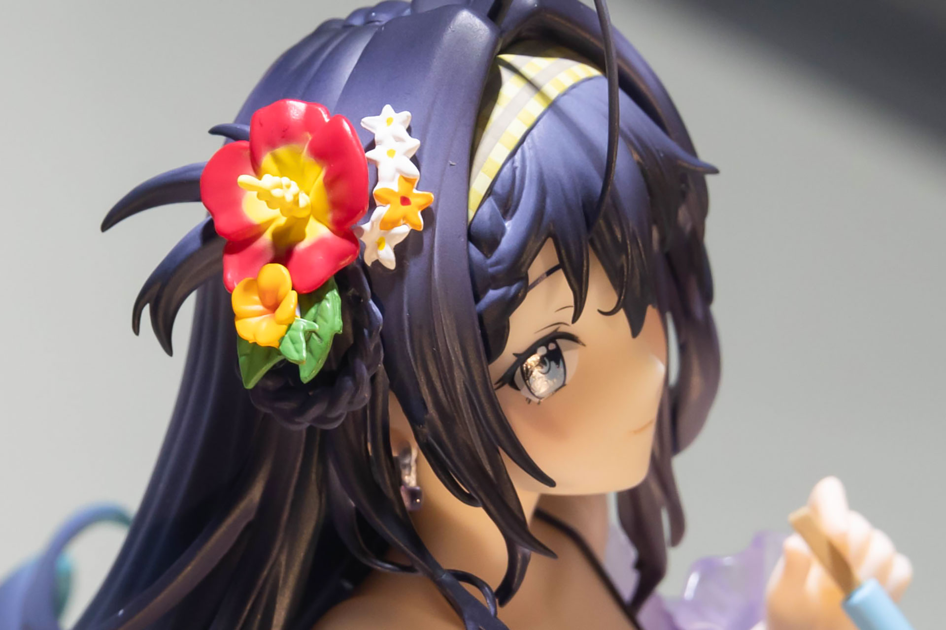 頭に付けた花の髪飾りも凝った作りになっている